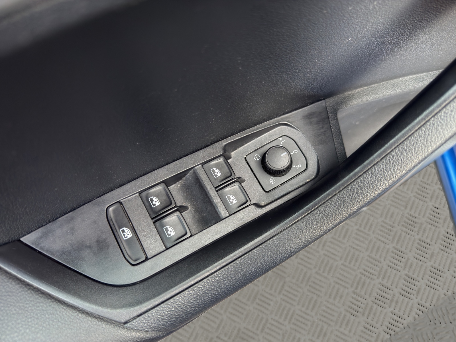 SKODA Karoq 1.5 TSI Selection DSG-image-19