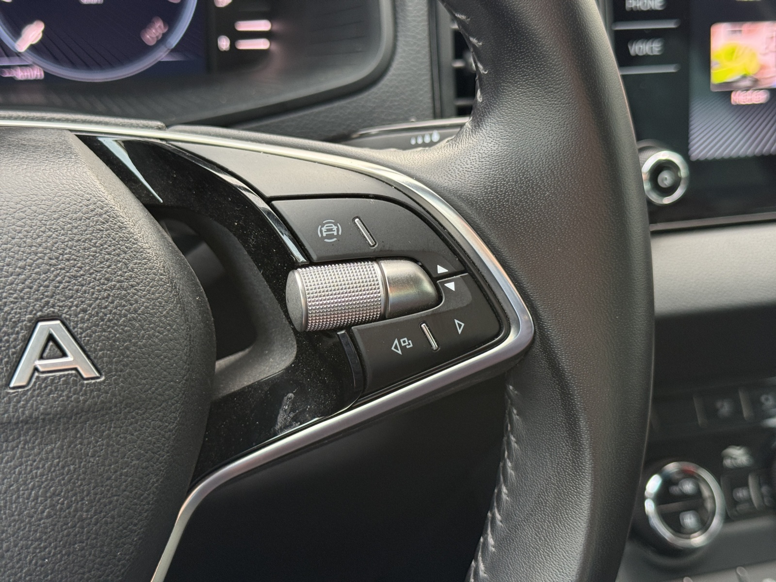SKODA Karoq 1.5 TSI Selection DSG-image-23
