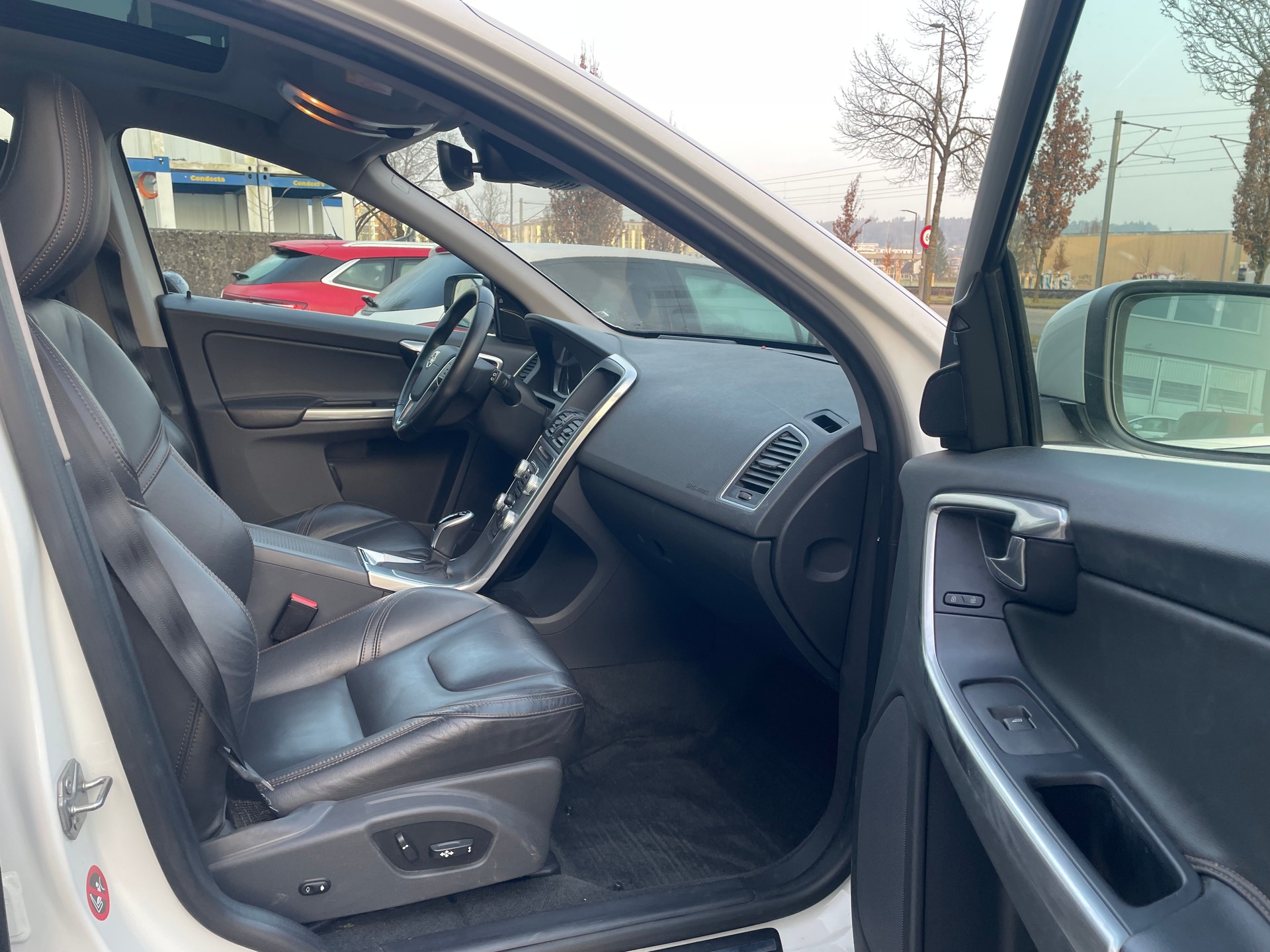 VOLVO XC60 D4 AWD Summum Geartronic-image-6
