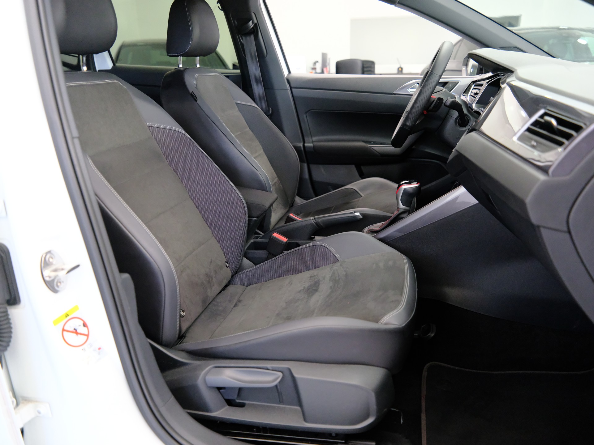 VW Polo 2.0 TSI GTI DSG-image-15