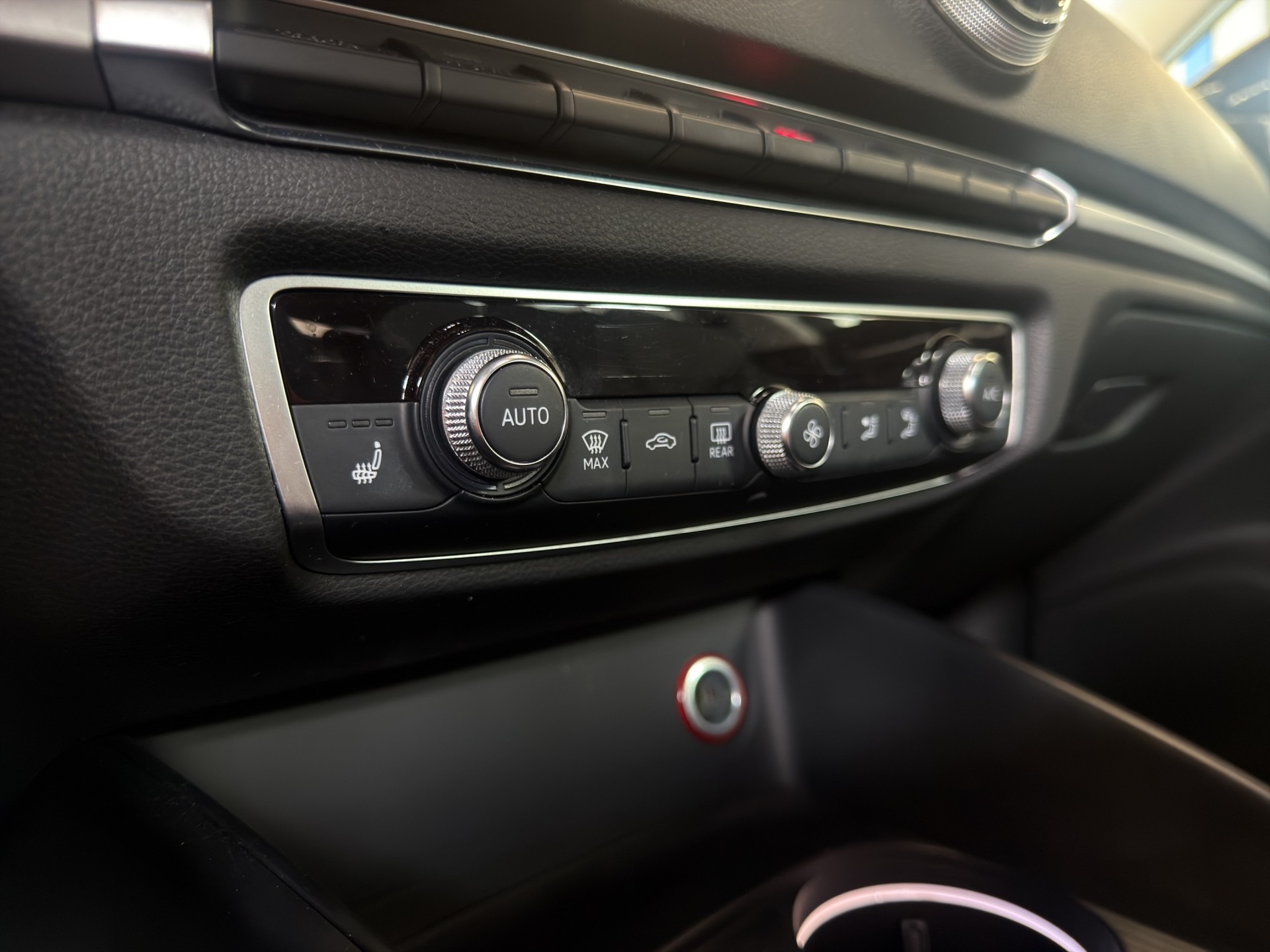 AUDI A3 Sportback 1.4 TFSI Ambiente-image-12