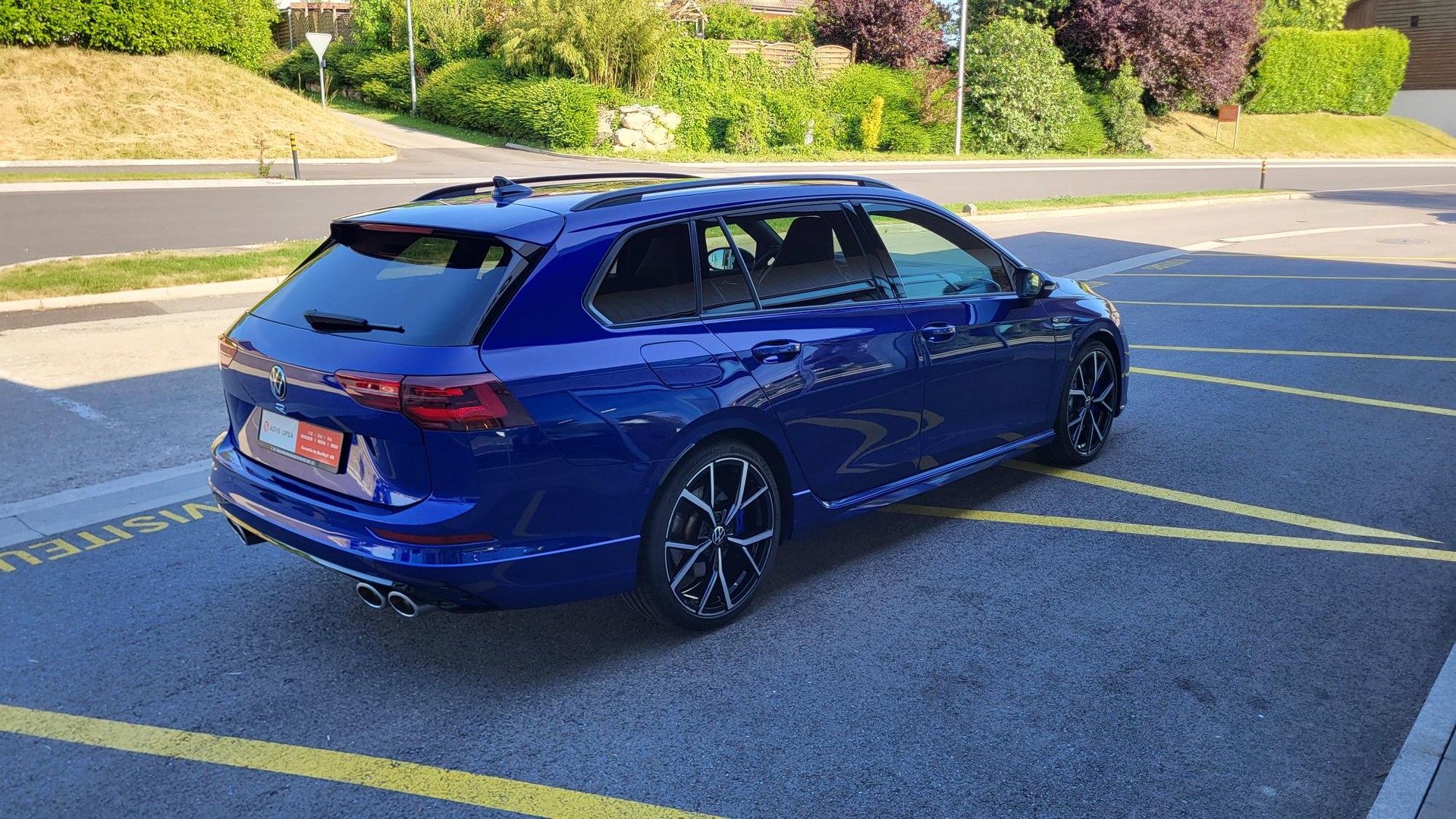 VW Golf Variant 2.0 TSI R DSG 4Motion-image-4