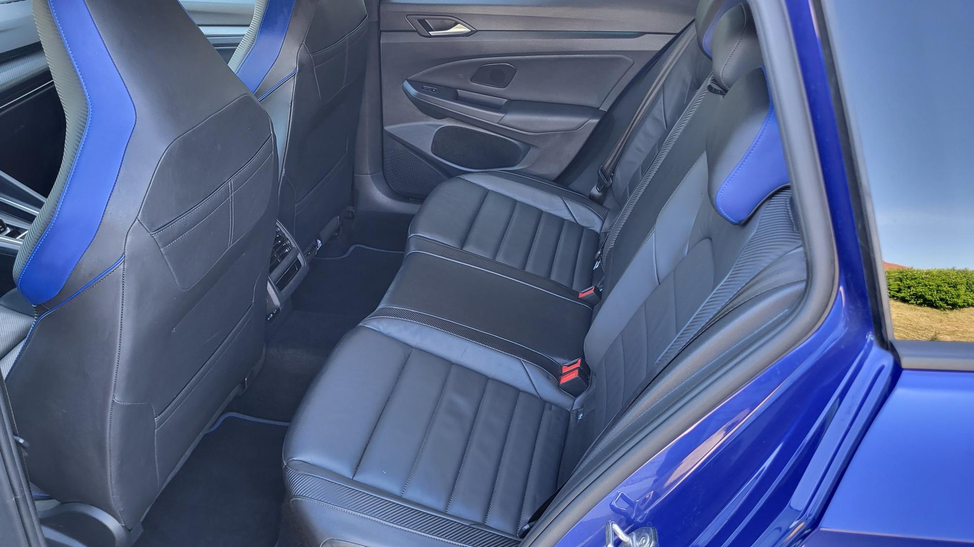 VW Golf Variant 2.0 TSI R DSG 4Motion-image-7