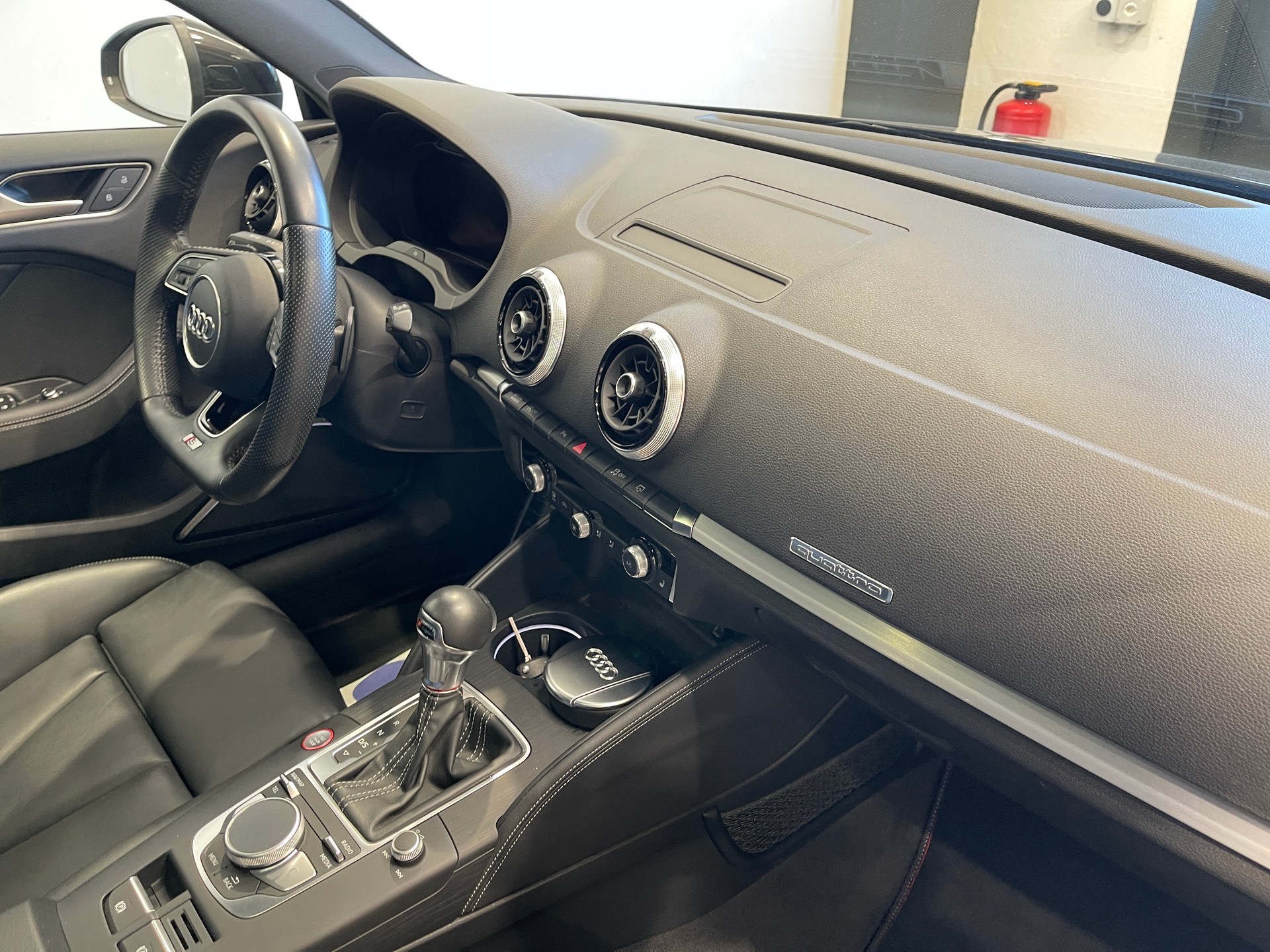 AUDI S3 Sportback 2.0 TFSI quattro S-tronic-image-15