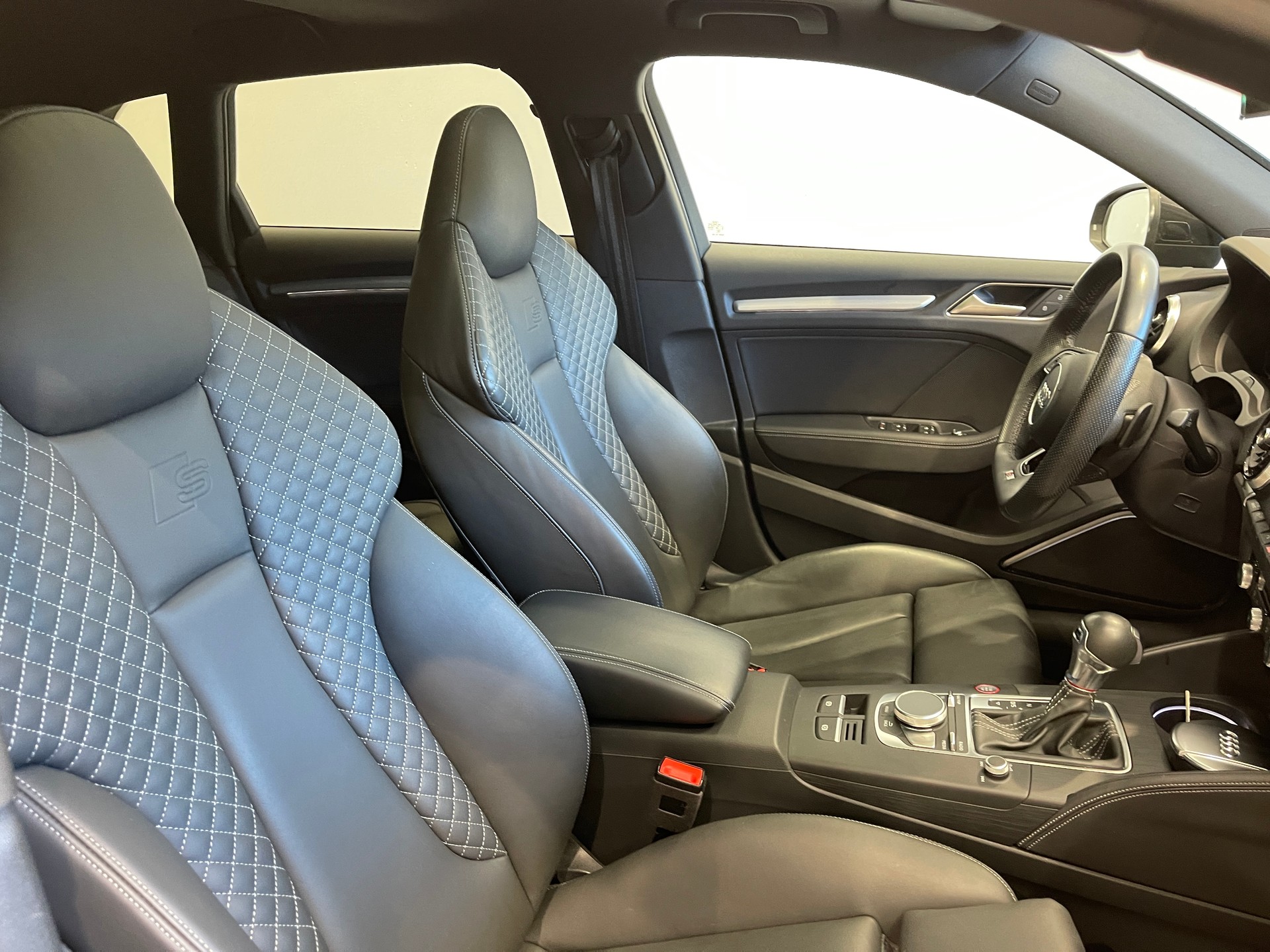 AUDI S3 Sportback 2.0 TFSI quattro S-tronic-image-14