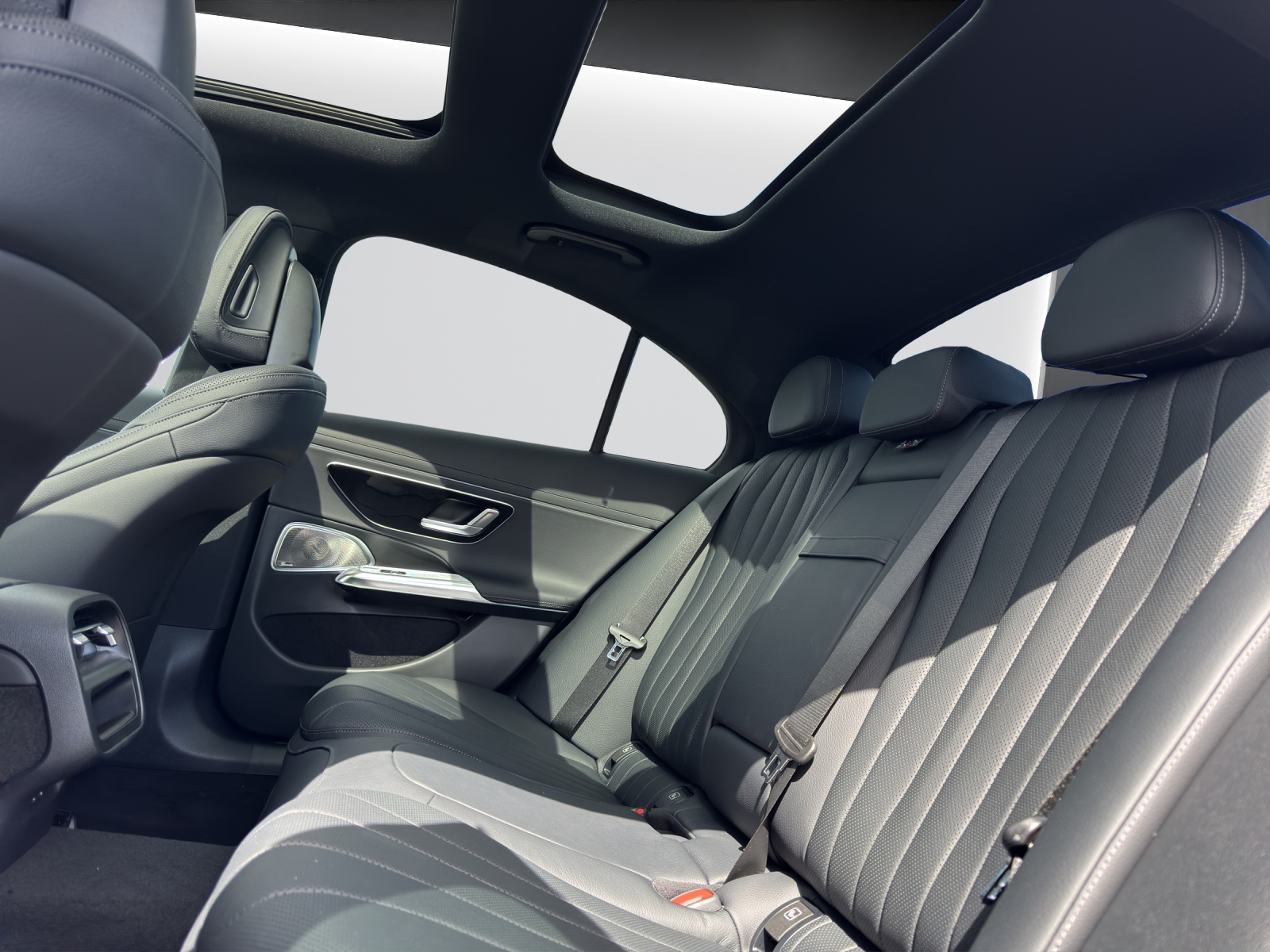 MERCEDES-BENZ E 300 e 4Matic EQ Hybrid 9G-Tronic-image-9