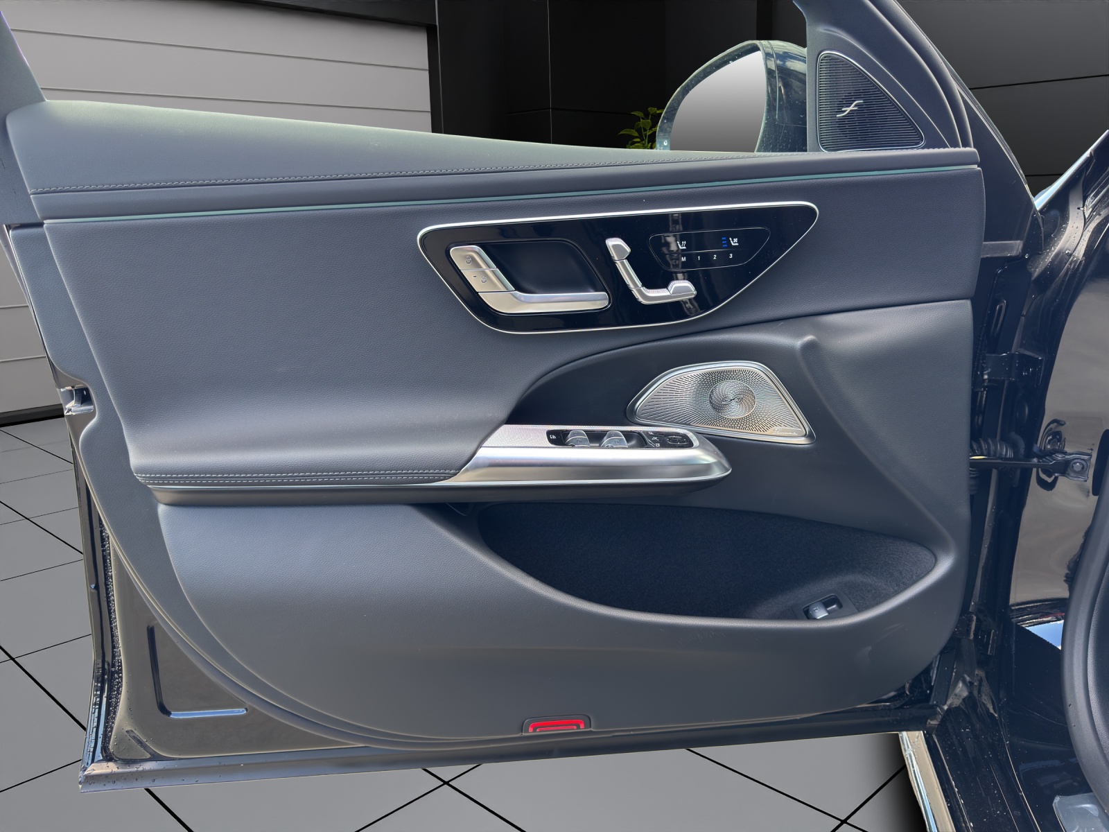 MERCEDES-BENZ E 300 e 4Matic EQ Hybrid 9G-Tronic-image-6