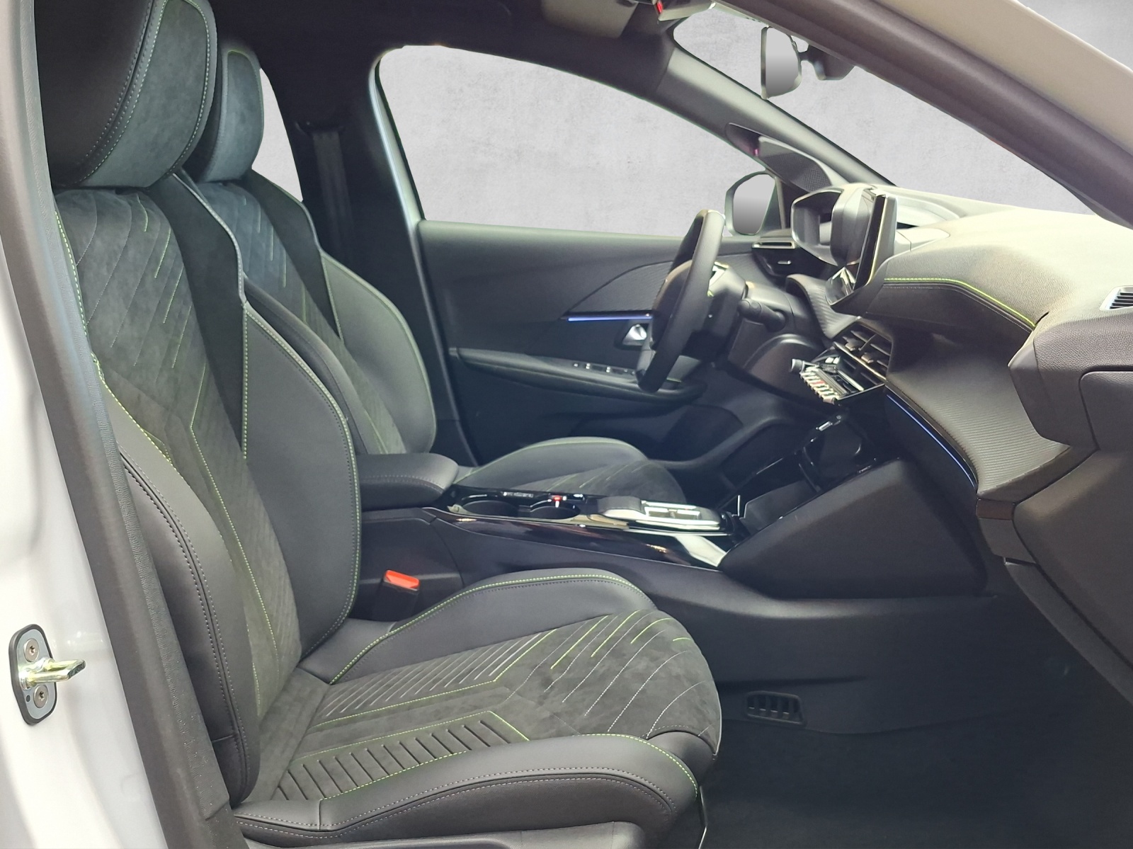 PEUGEOT 208 1.2 Hybrid 145 GT-image-11