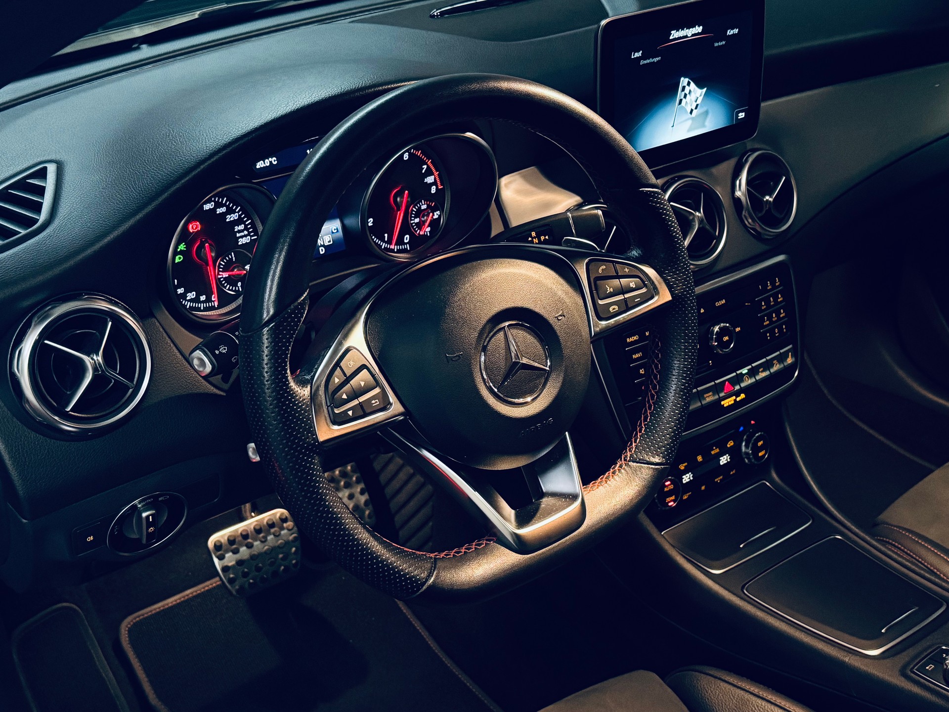 MERCEDES-BENZ GLA 250 AMG Line Swiss Star 4Matic 7G-DCT-image-16
