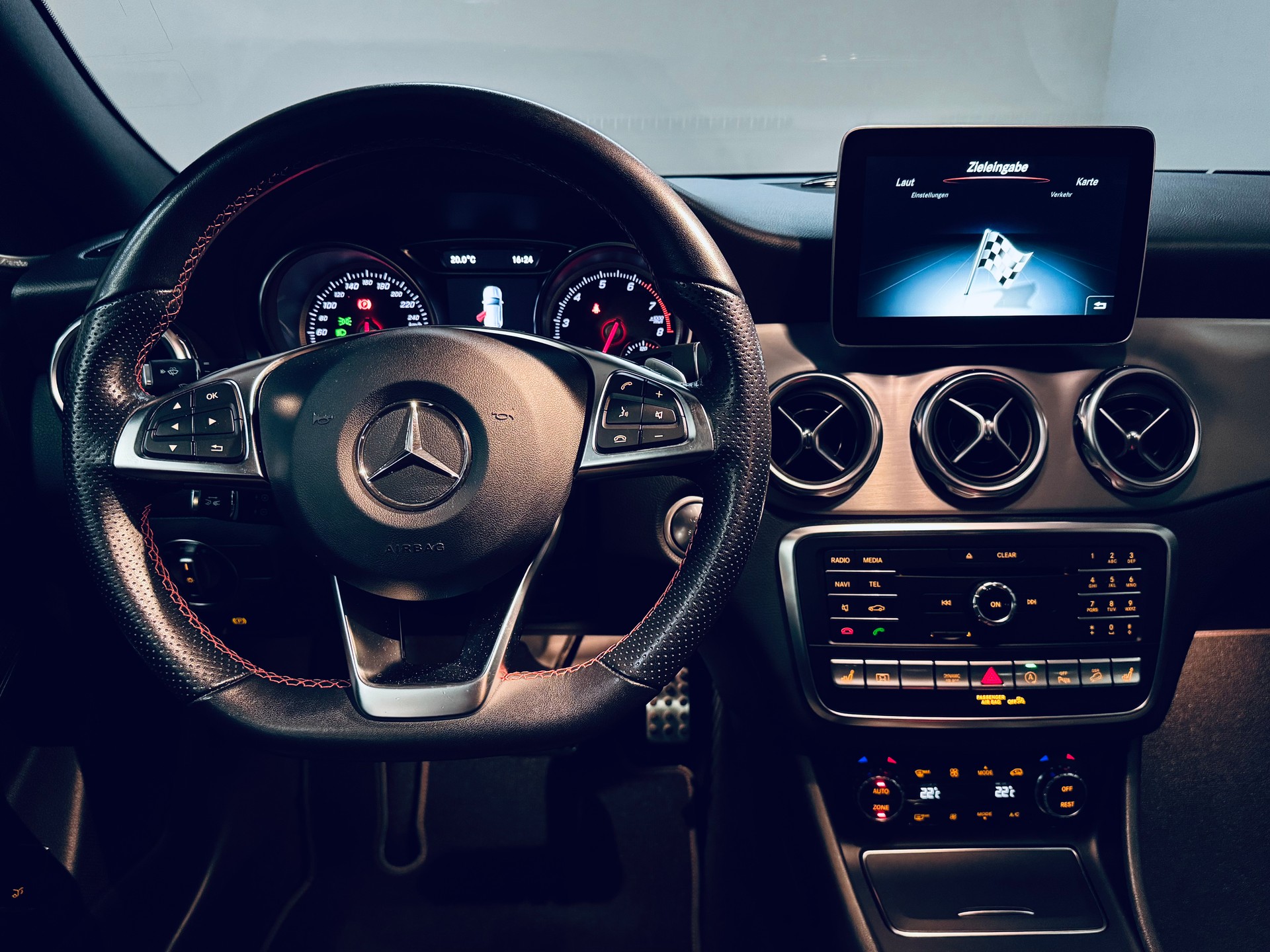 MERCEDES-BENZ GLA 250 AMG Line Swiss Star 4Matic 7G-DCT-image-17