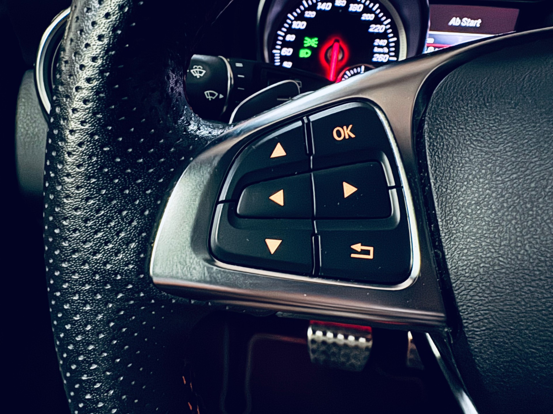 MERCEDES-BENZ GLA 250 AMG Line Swiss Star 4Matic 7G-DCT-image-33