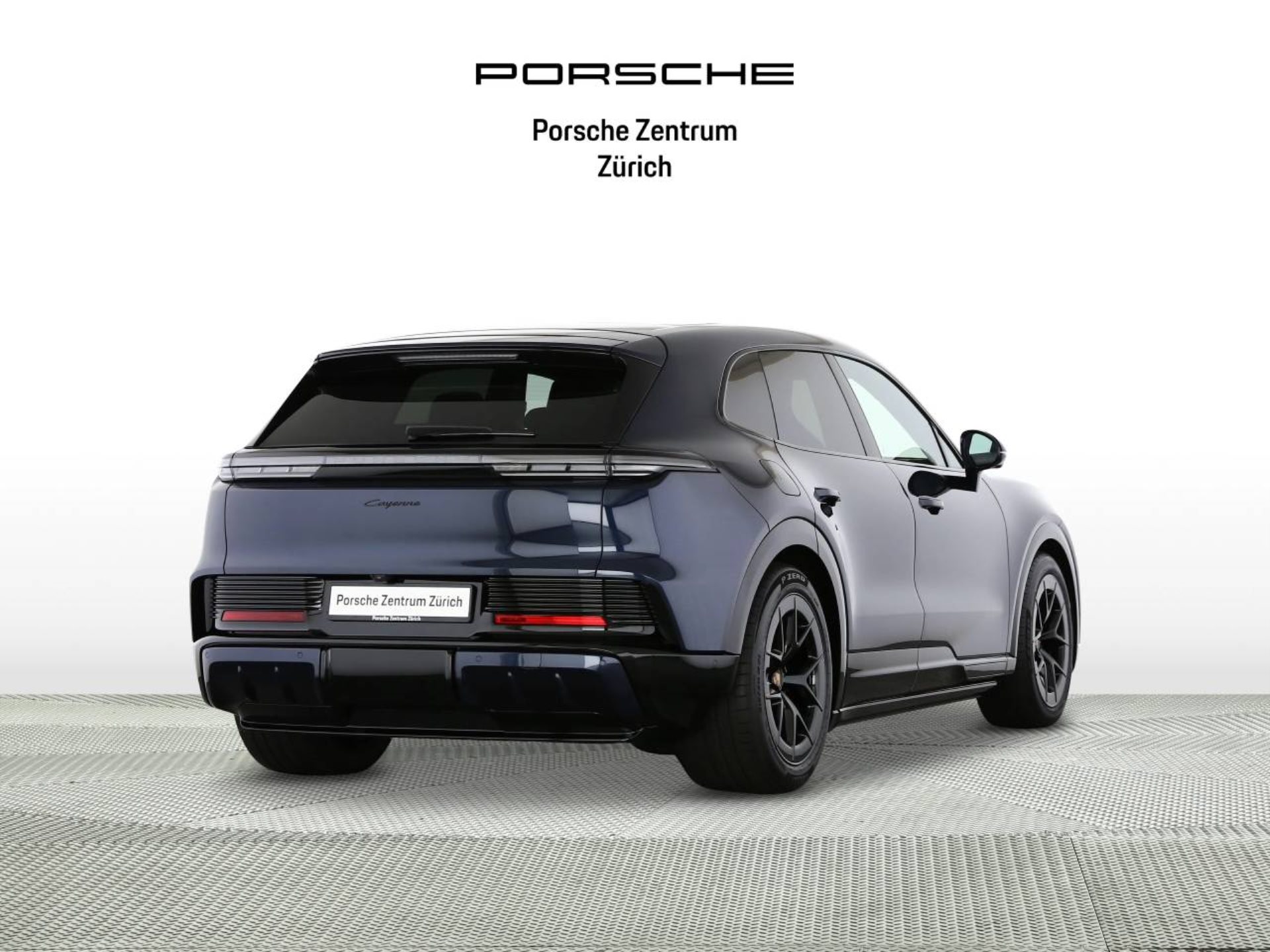 PORSCHE Cayenne Electric-showroom-element-2