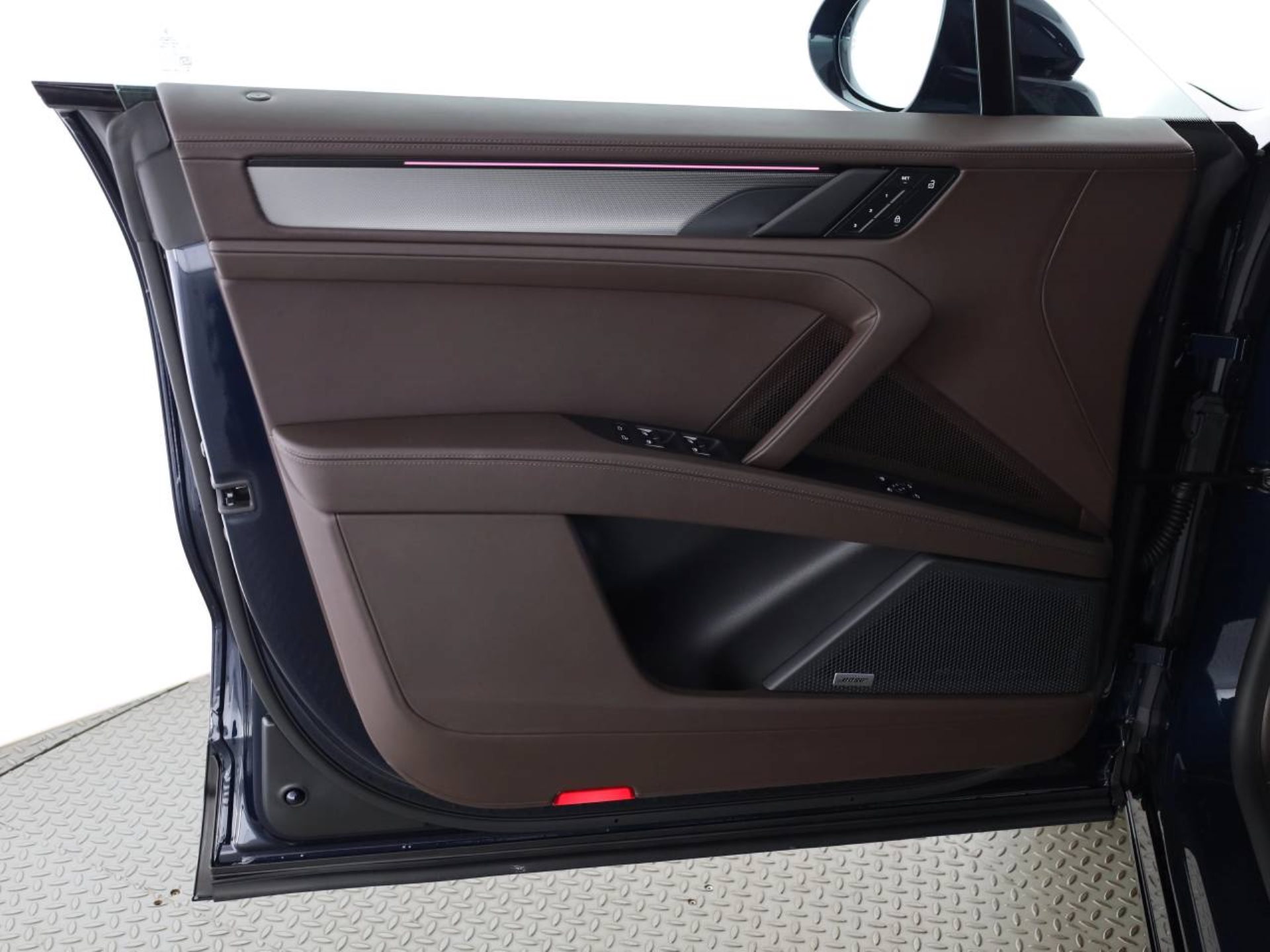 PORSCHE Cayenne Electric-image-16