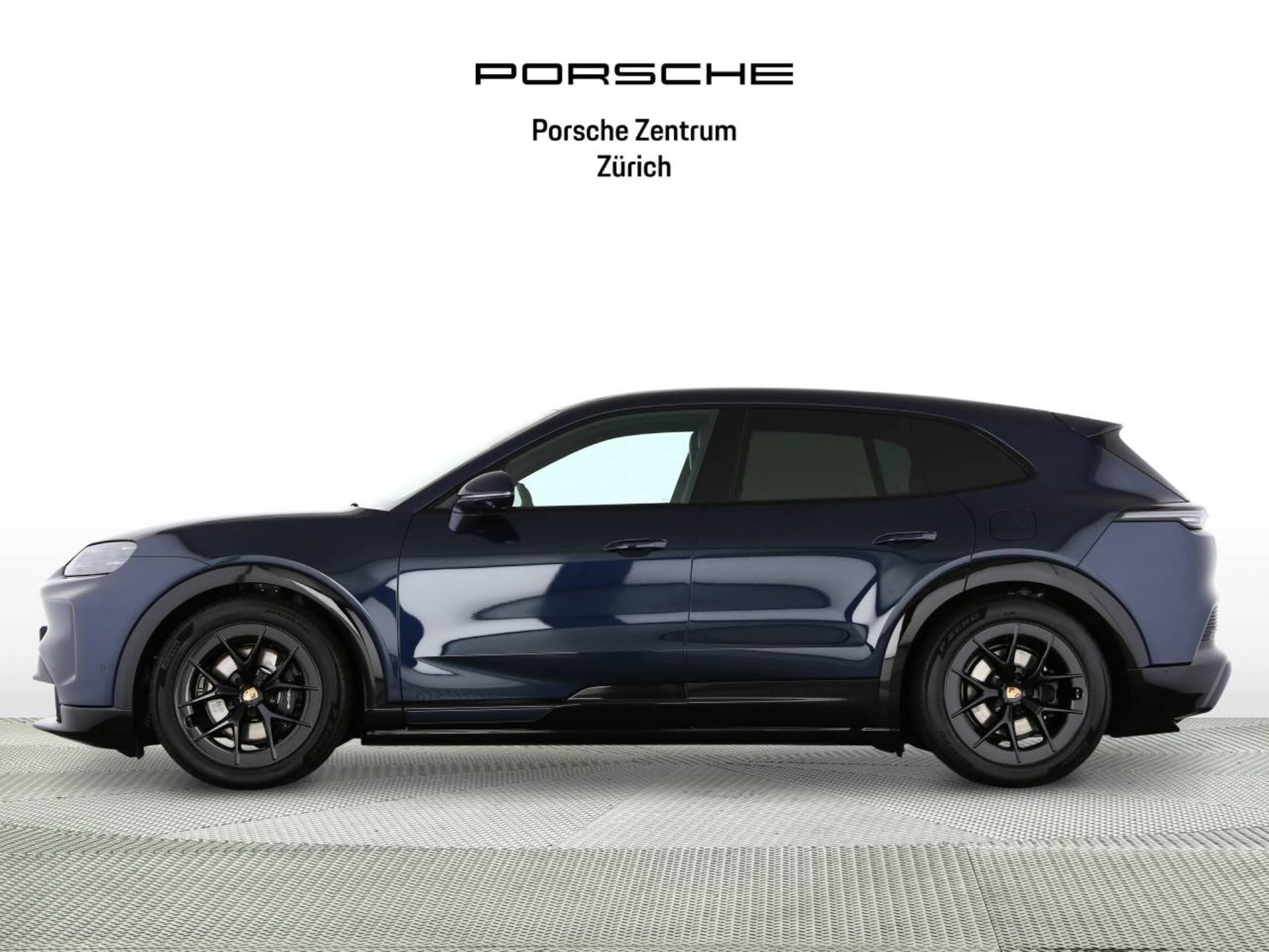 PORSCHE Cayenne Electric-showroom-element-1