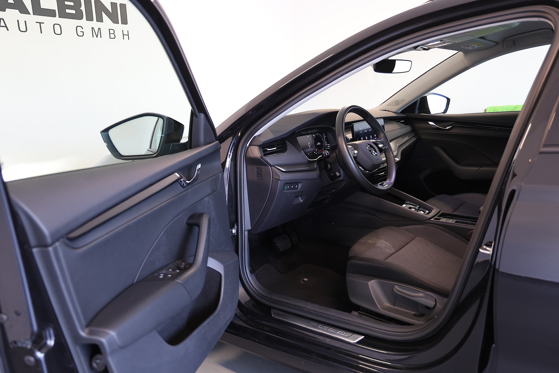 SKODA Octavia Combi 2.0 TDI DSG Ambition-image-4