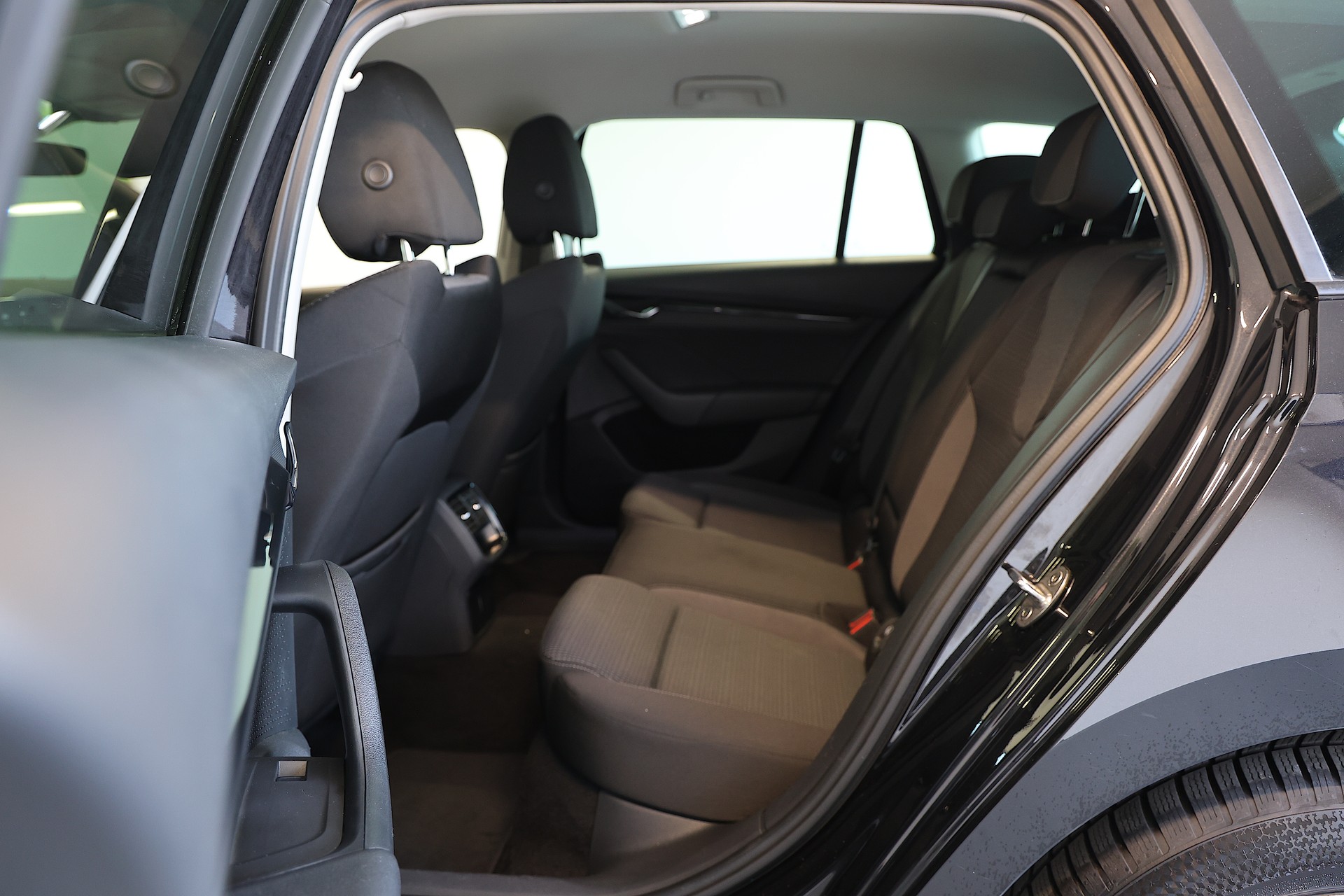 SKODA Octavia Combi 2.0 TDI DSG Ambition-image-13