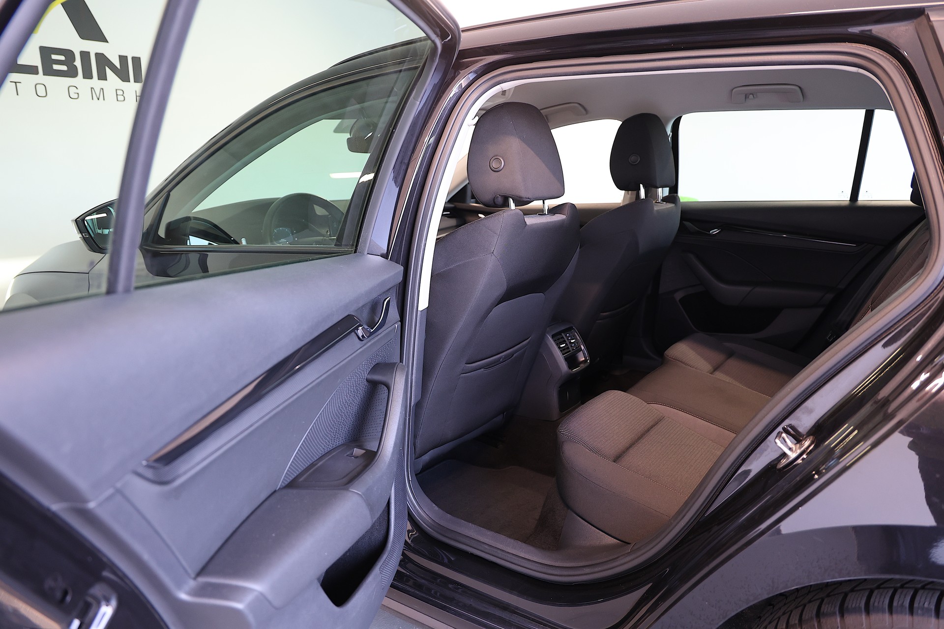 SKODA Octavia Combi 2.0 TDI DSG Ambition-image-12