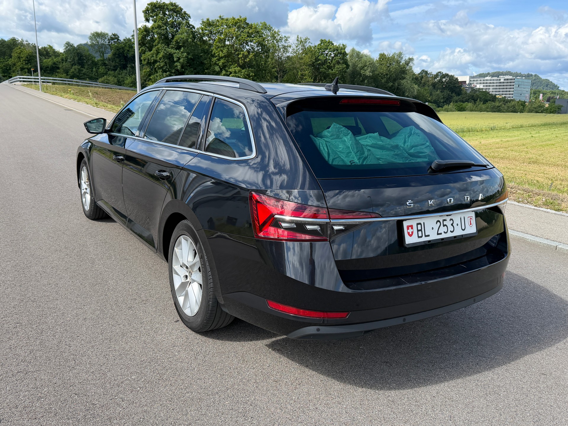 SKODA Superb Combi 2.0 TDi Ambition 4x4 DSG-image-8