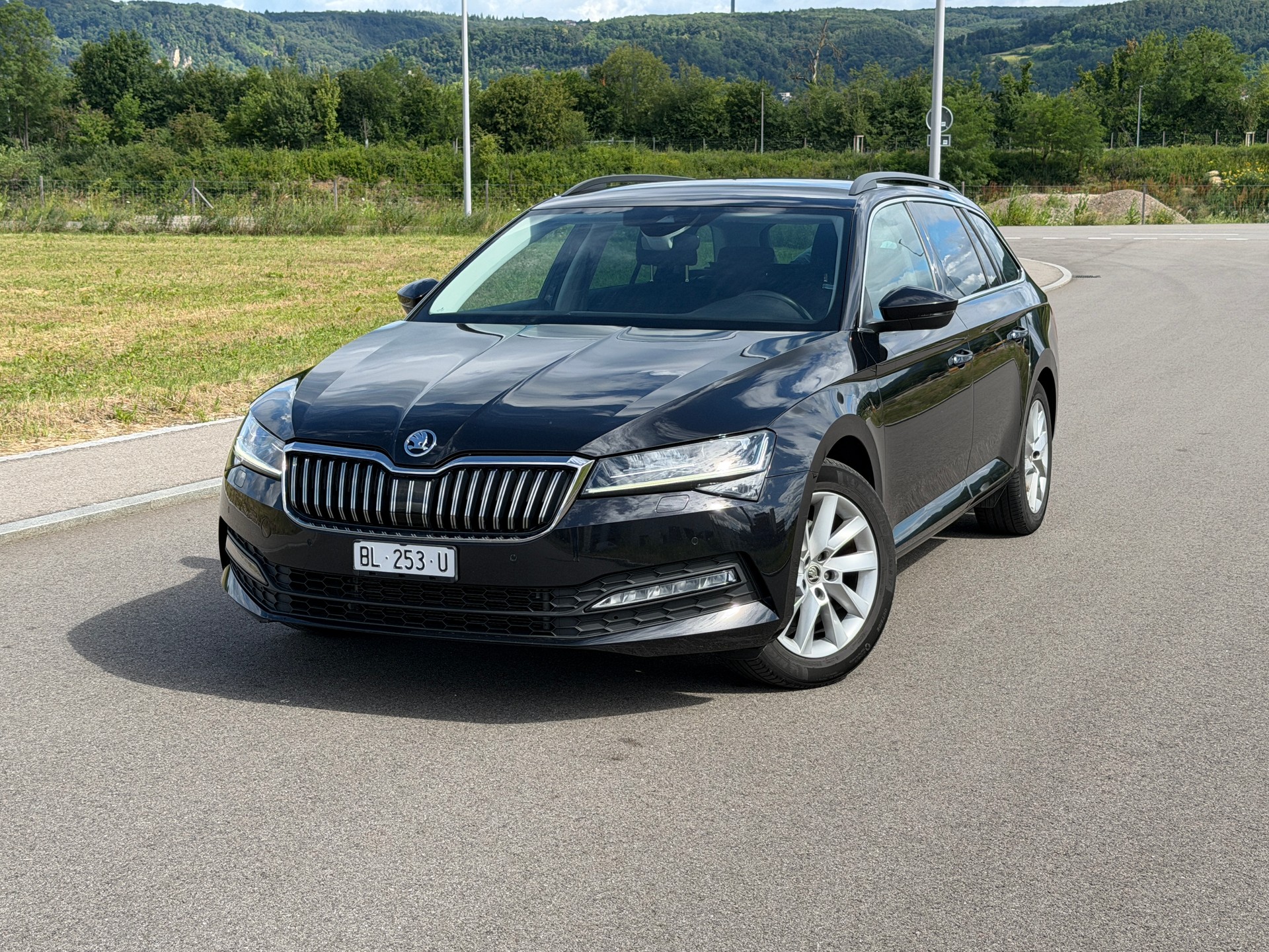 SKODA Superb Combi 2.0 TDi Ambition 4x4 DSG-image-0