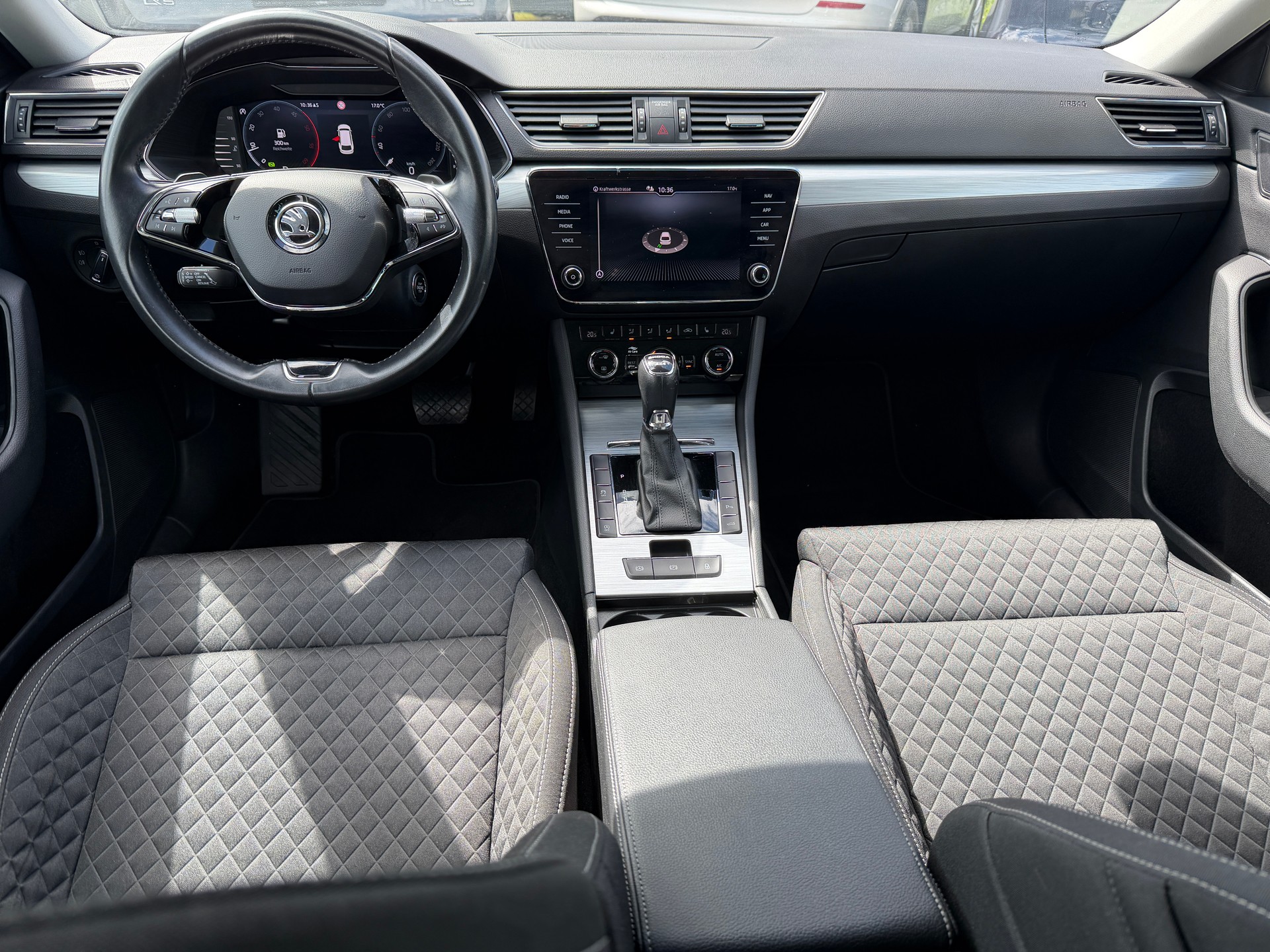 SKODA Superb Combi 2.0 TDi Ambition 4x4 DSG-image-14
