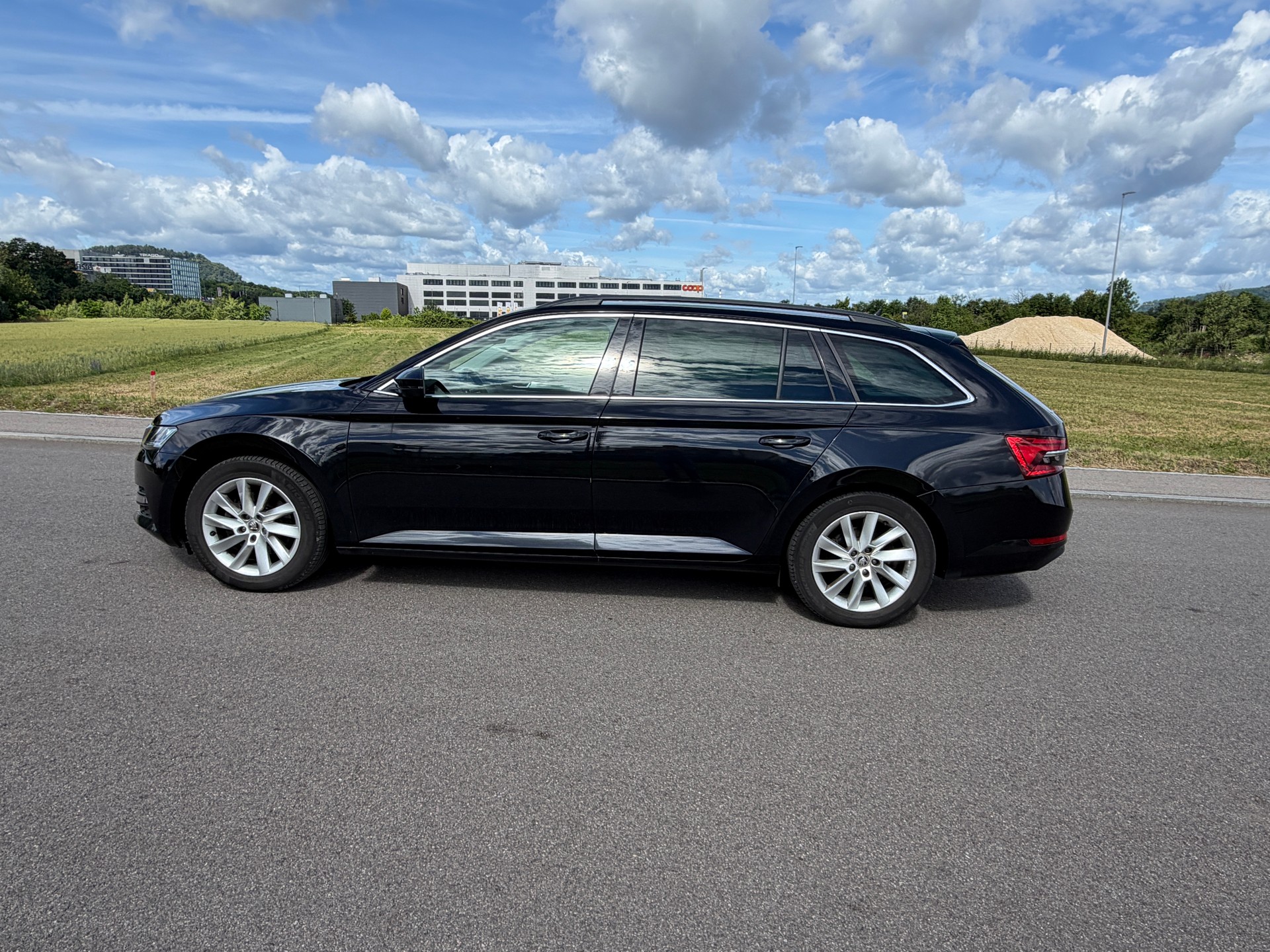 SKODA Superb Combi 2.0 TDi Ambition 4x4 DSG-image-9