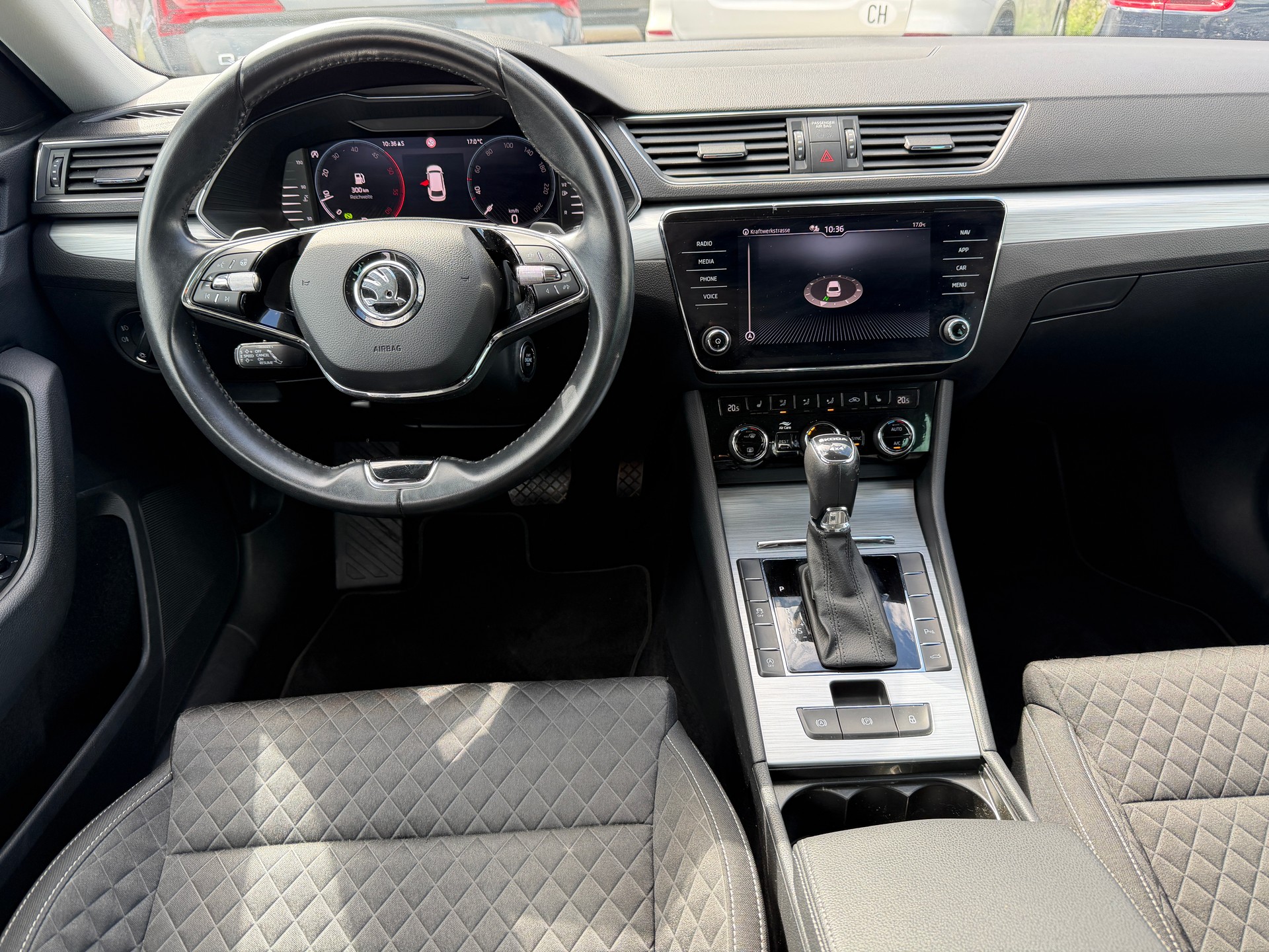 SKODA Superb Combi 2.0 TDi Ambition 4x4 DSG-image-1