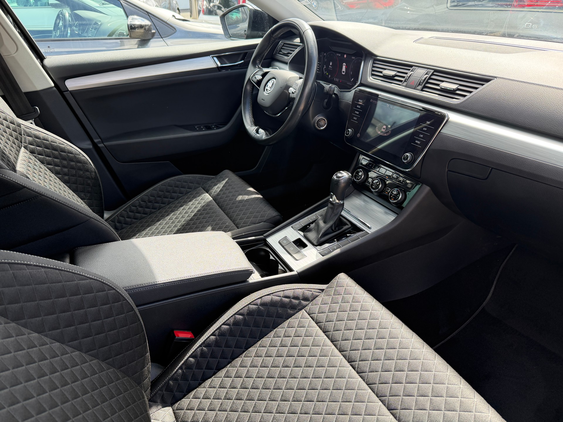 SKODA Superb Combi 2.0 TDi Ambition 4x4 DSG-image-15