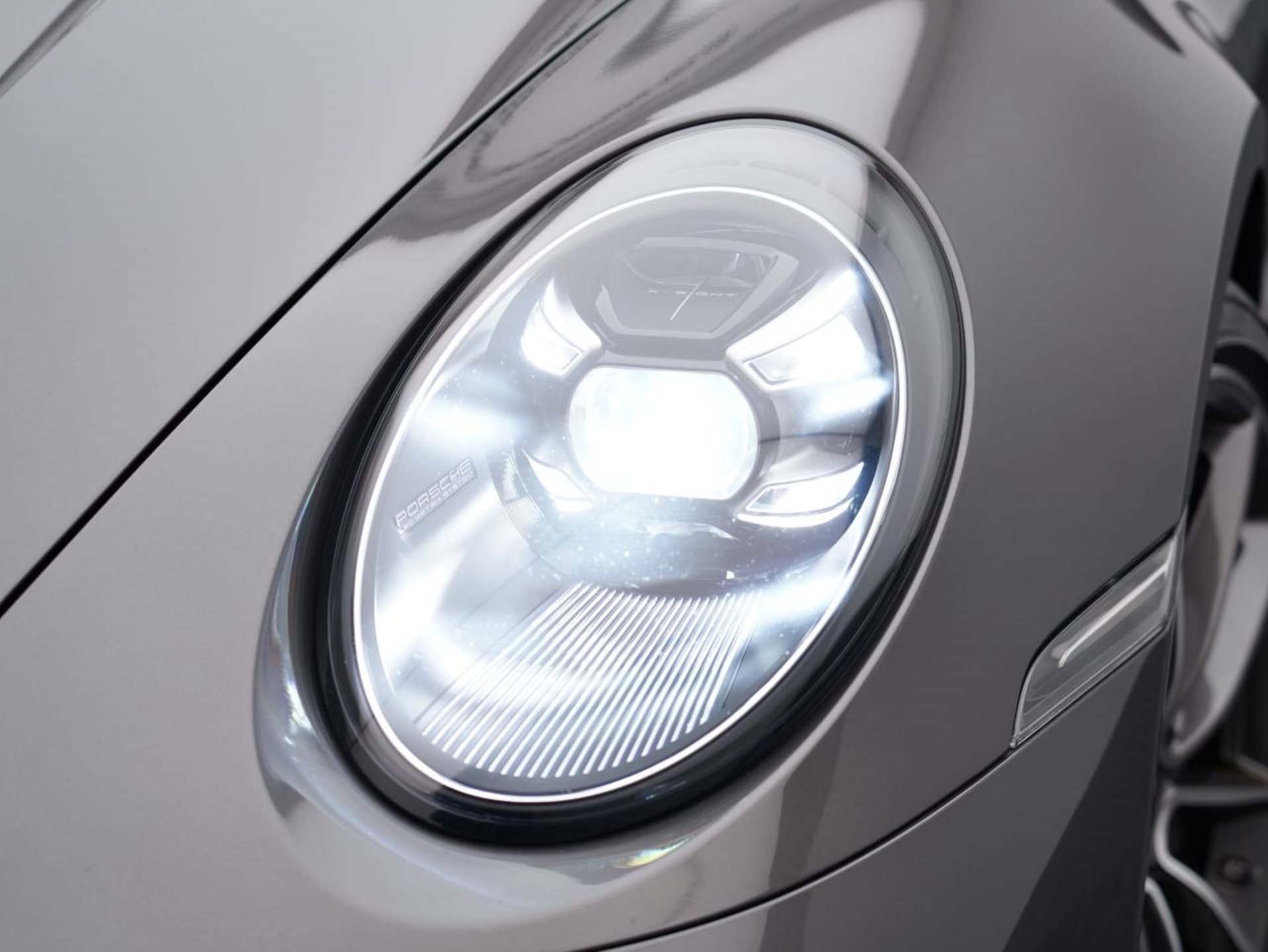 PORSCHE 911 Carrera 4 Cabriolet-image-12