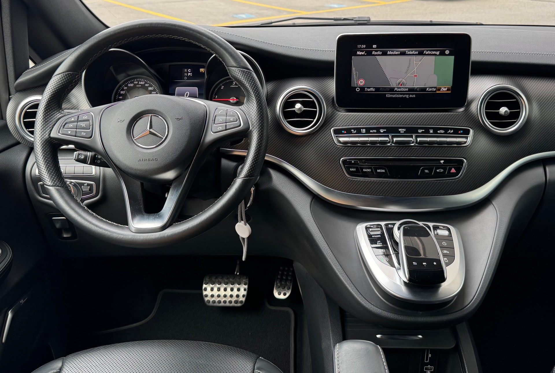MERCEDES-BENZ V 250 d Swiss Edition lang 4Matic AMG Line-image-18