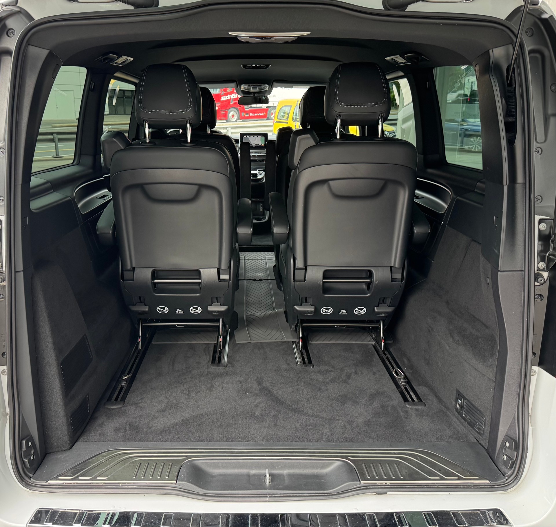 MERCEDES-BENZ V 250 d Swiss Edition lang 4Matic AMG Line-image-15