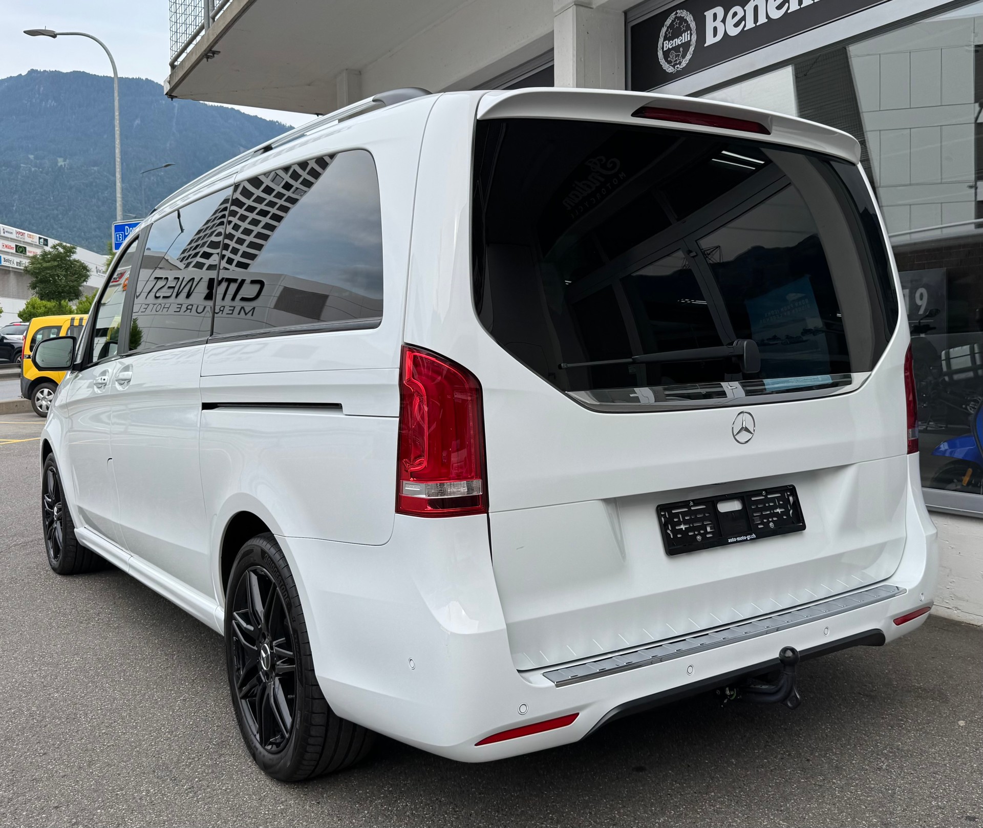 MERCEDES-BENZ V 250 d Swiss Edition lang 4Matic AMG Line-image-5