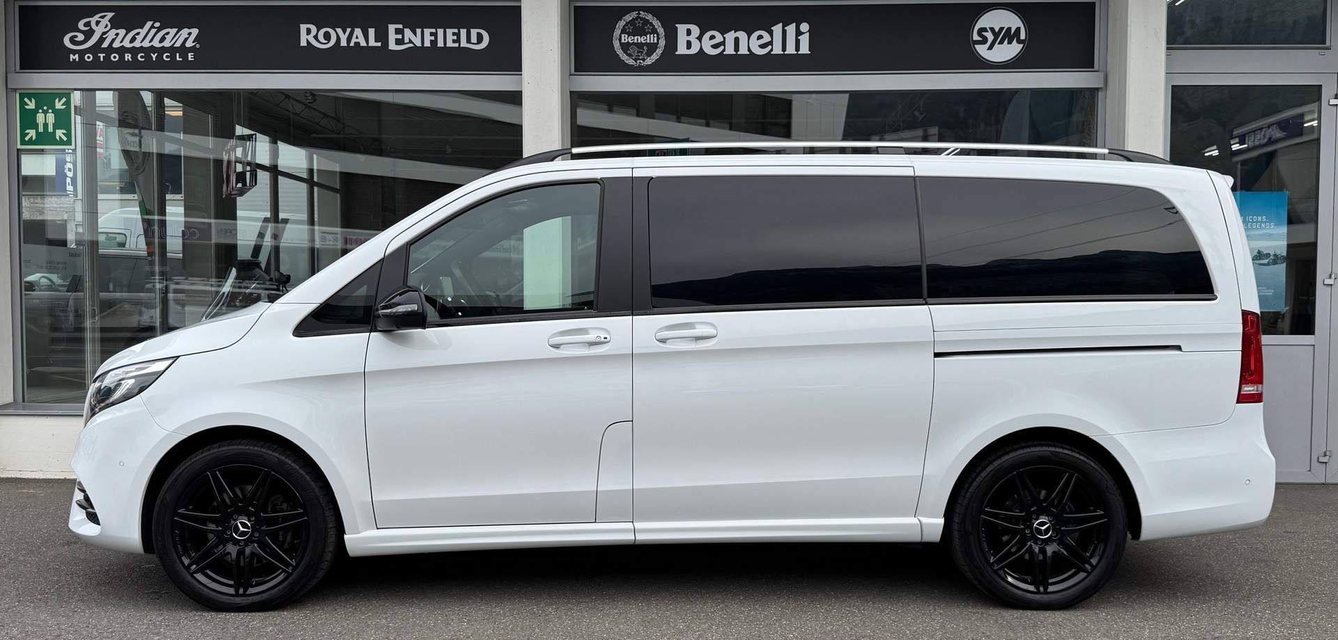 MERCEDES-BENZ V 250 d Swiss Edition lang 4Matic AMG Line-image-4