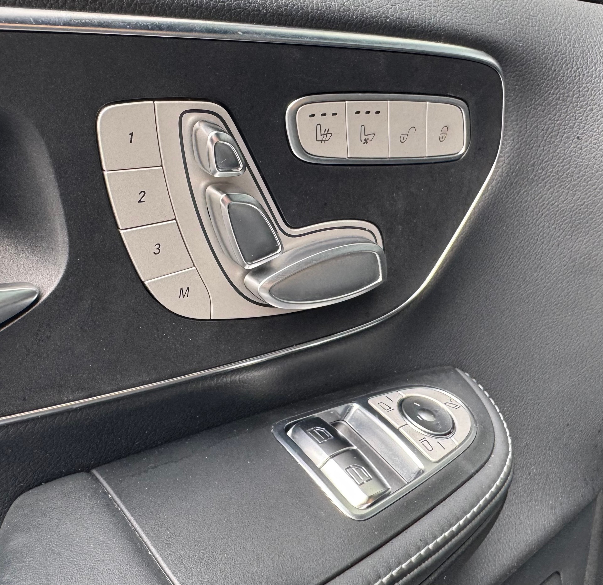 MERCEDES-BENZ V 250 d Swiss Edition lang 4Matic AMG Line-image-11