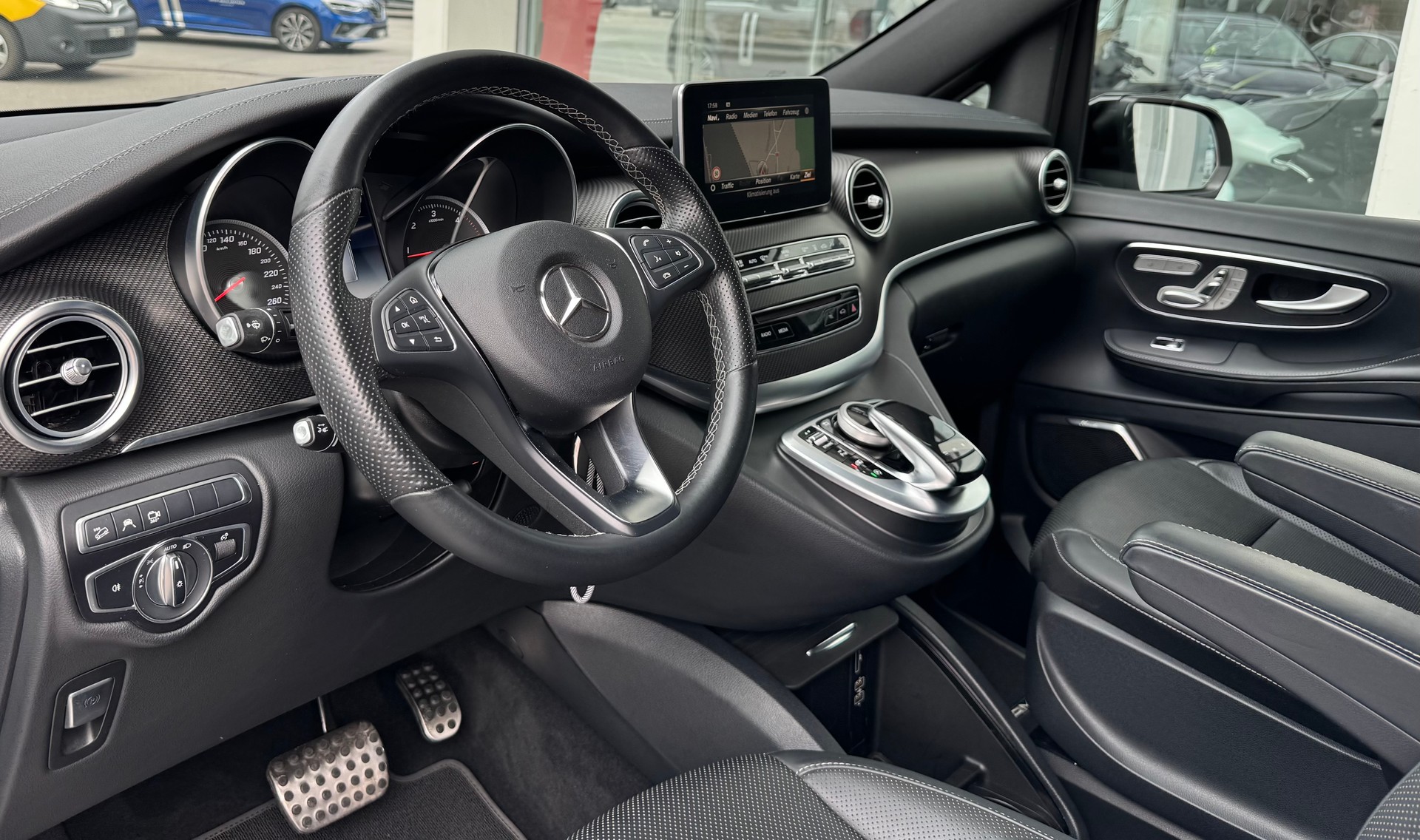 MERCEDES-BENZ V 250 d Swiss Edition lang 4Matic AMG Line-image-9
