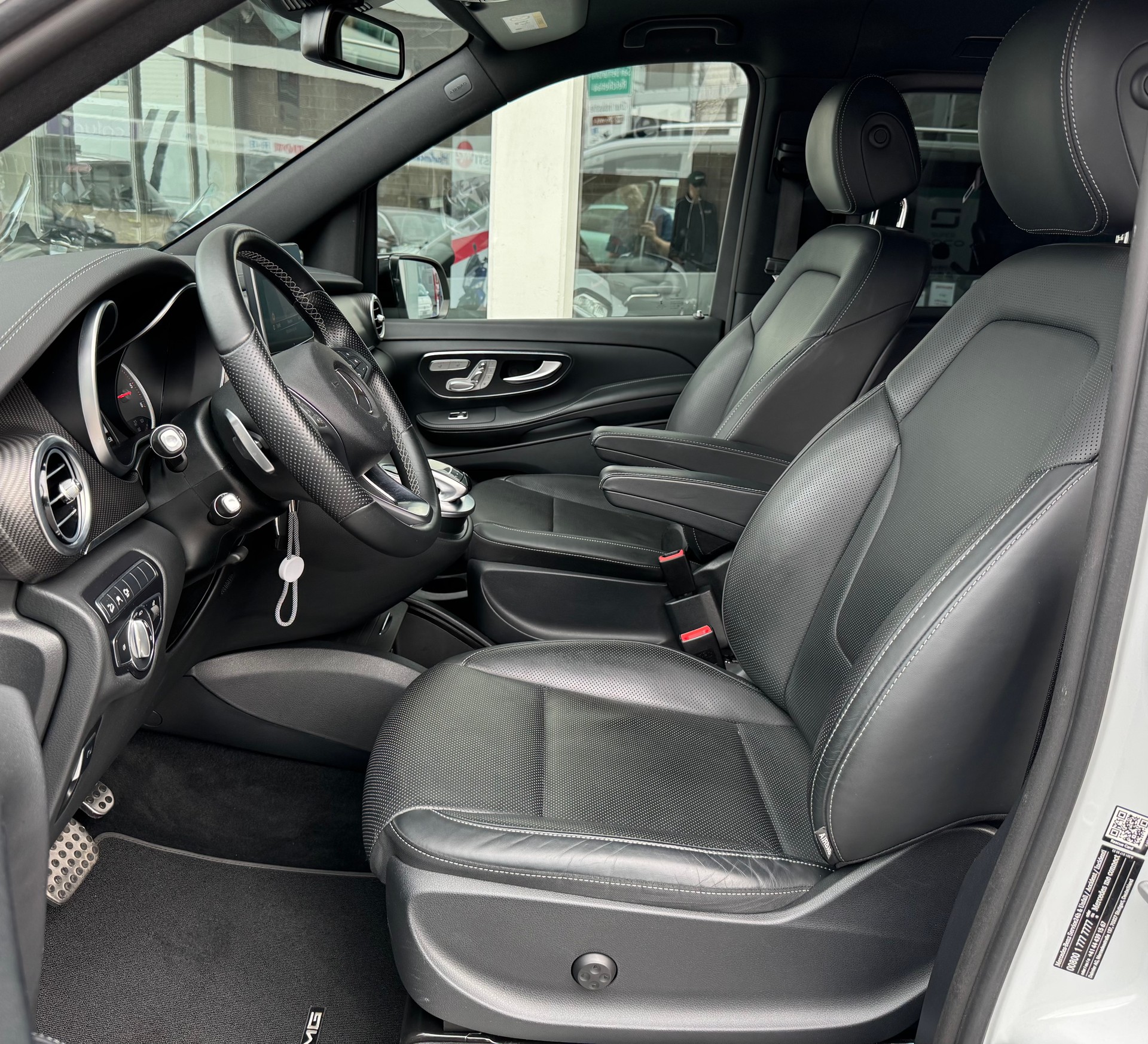 MERCEDES-BENZ V 250 d Swiss Edition lang 4Matic AMG Line-image-10