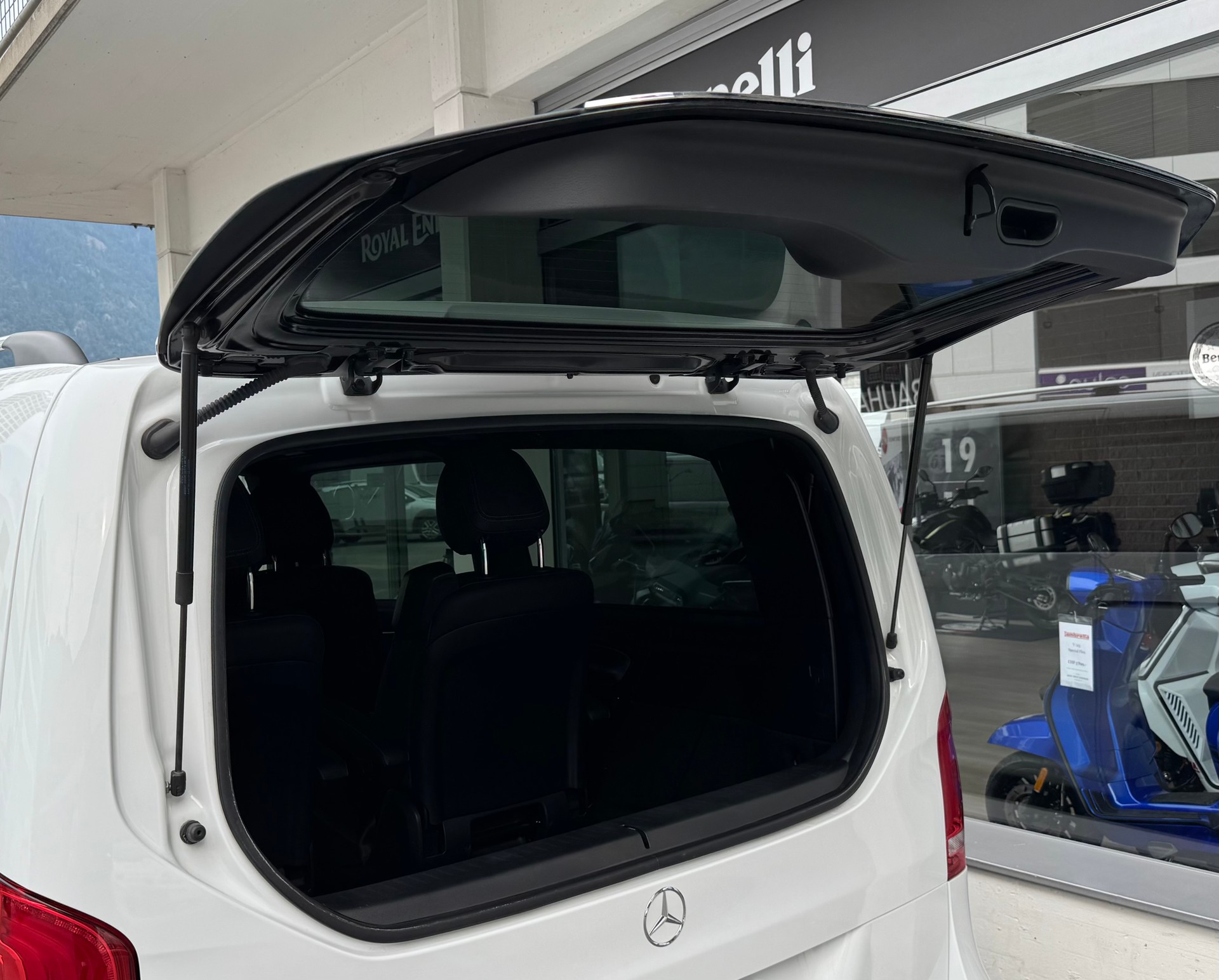 MERCEDES-BENZ V 250 d Swiss Edition lang 4Matic AMG Line-image-6
