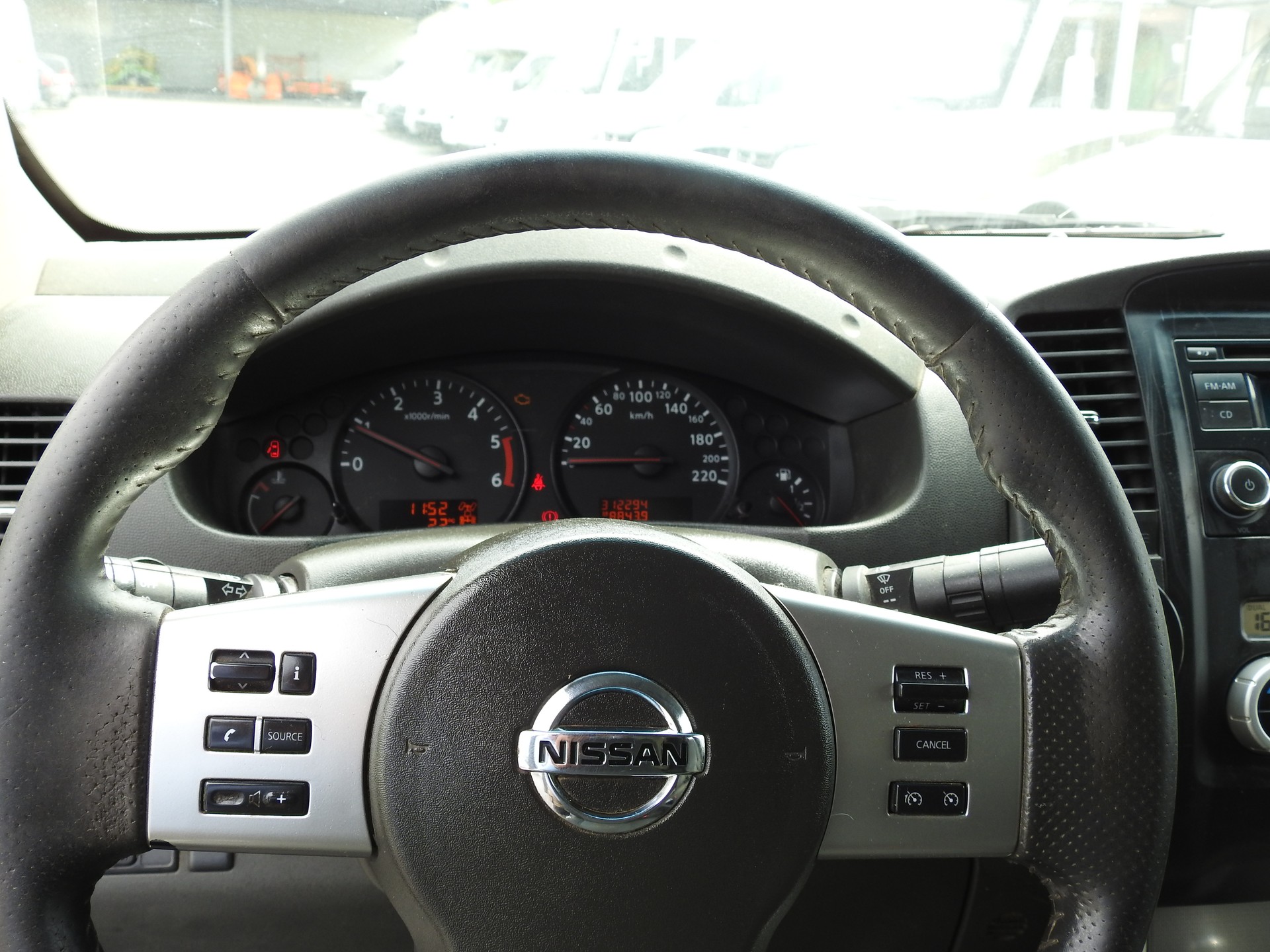 NISSAN Navara King Cab XE 2.5 dCi 4WD-image-28