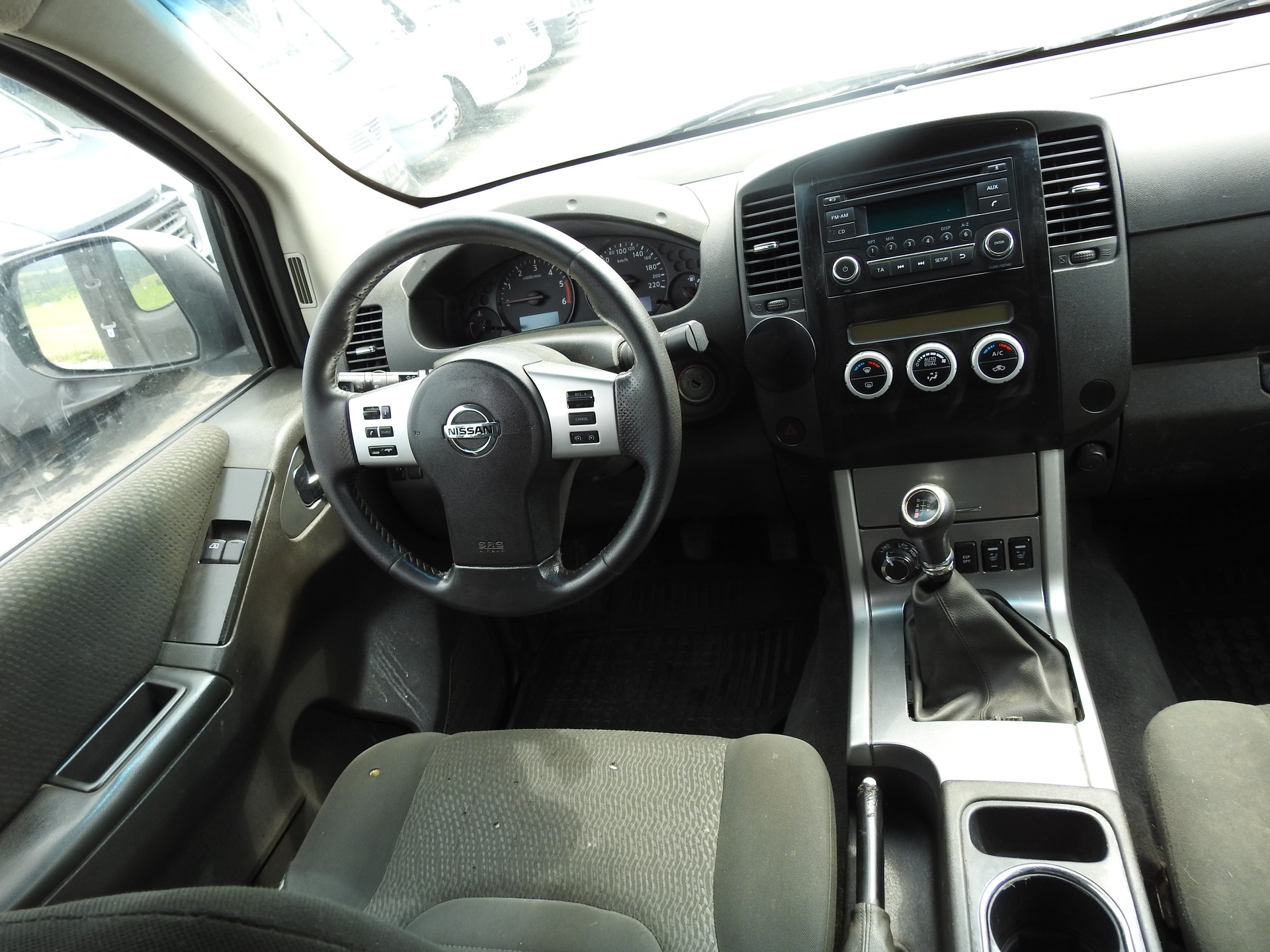 NISSAN Navara King Cab XE 2.5 dCi 4WD-image-18