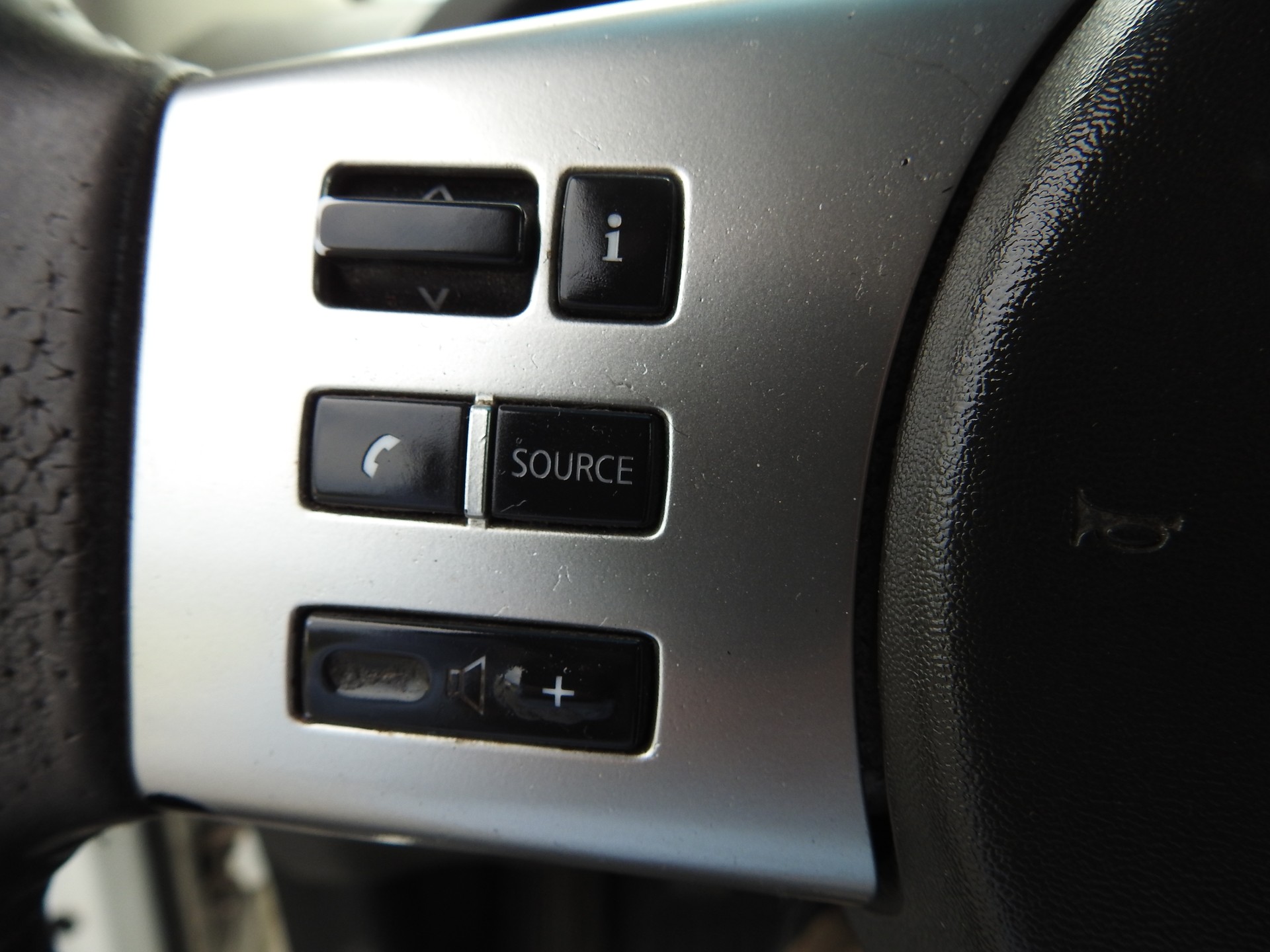 NISSAN Navara King Cab XE 2.5 dCi 4WD-image-24