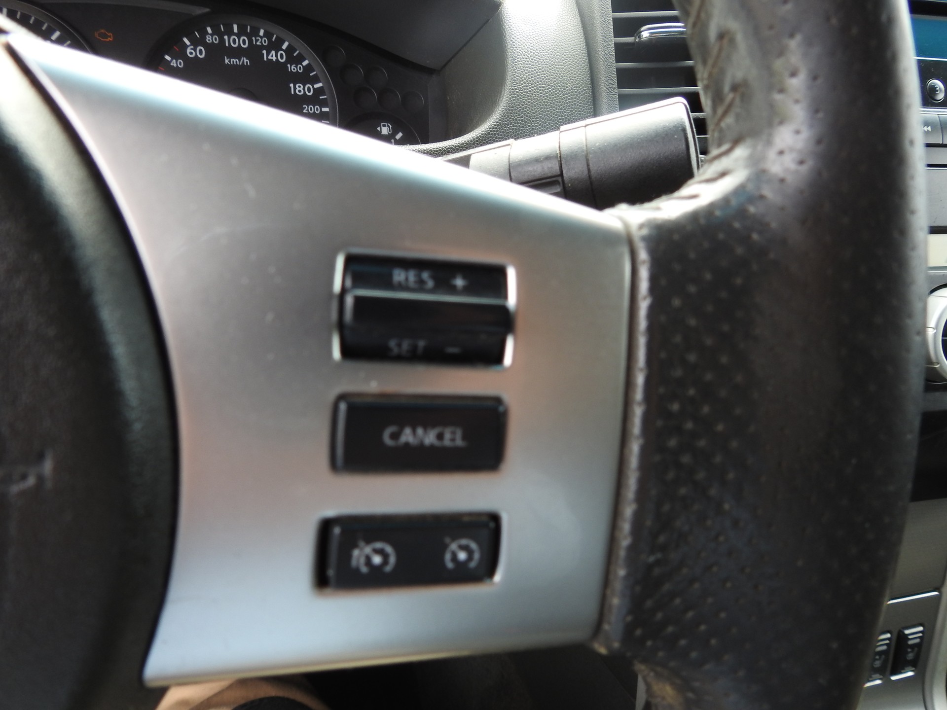 NISSAN Navara King Cab XE 2.5 dCi 4WD-image-23