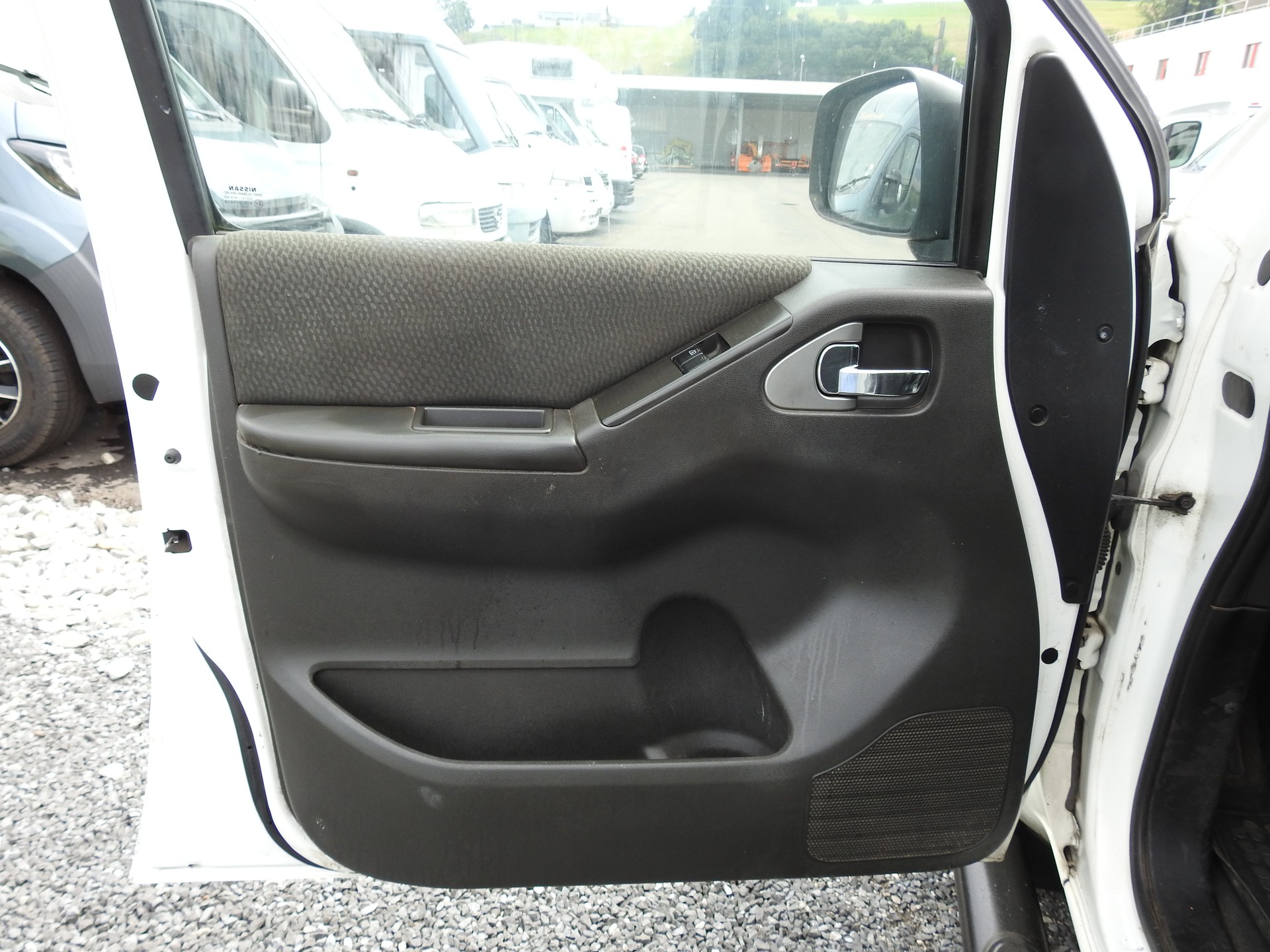 NISSAN Navara King Cab XE 2.5 dCi 4WD-image-10