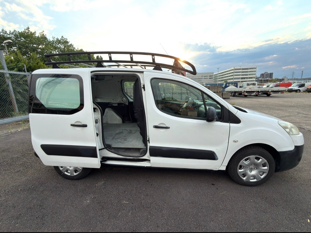 PEUGEOT Partner 1.6 e-HDI Urban Pack-image-8