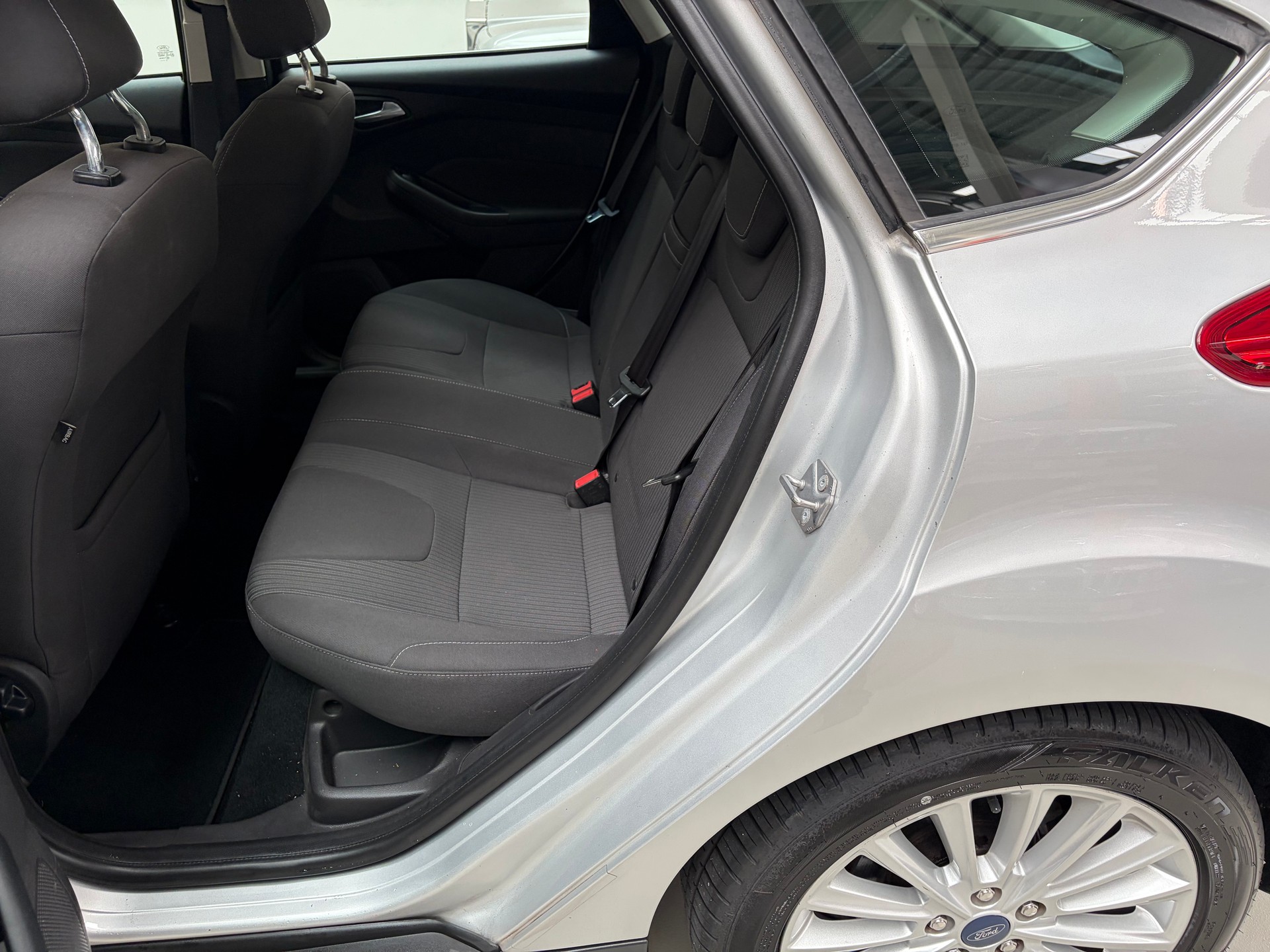 FORD Focus 1.0 SCTi Titanium-image-10