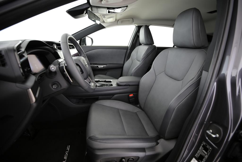 LEXUS RZ 450e Comfort-image-3