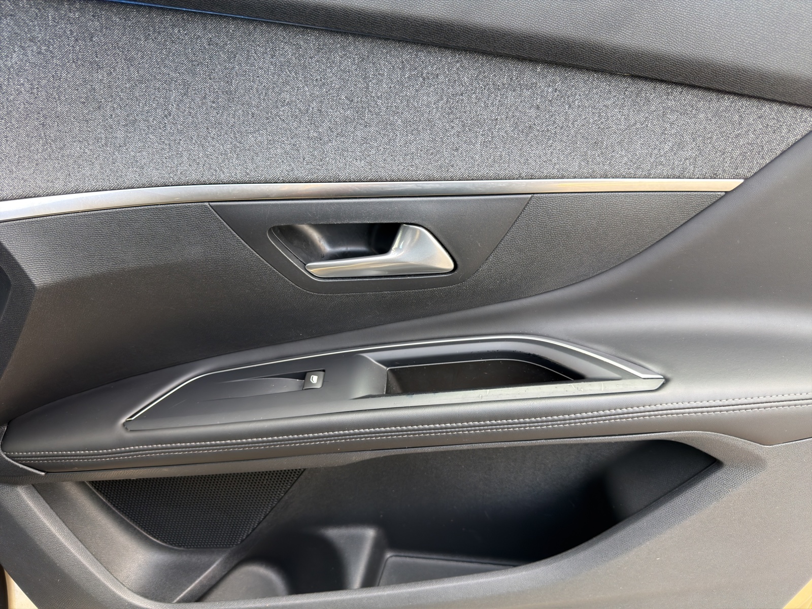PEUGEOT 5008 1.6 THP Allure EAT-image-16