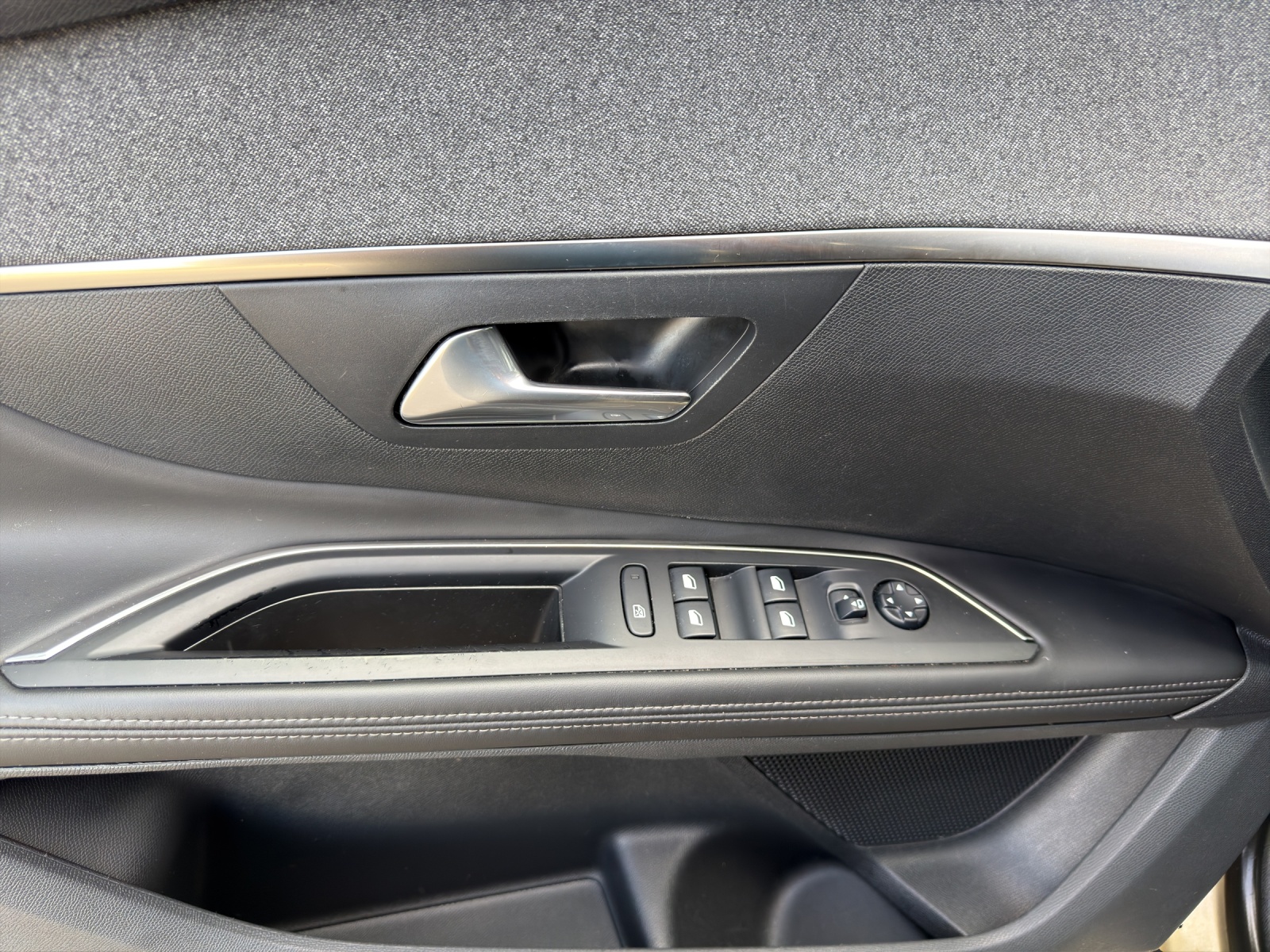 PEUGEOT 5008 1.6 THP Allure EAT-image-9