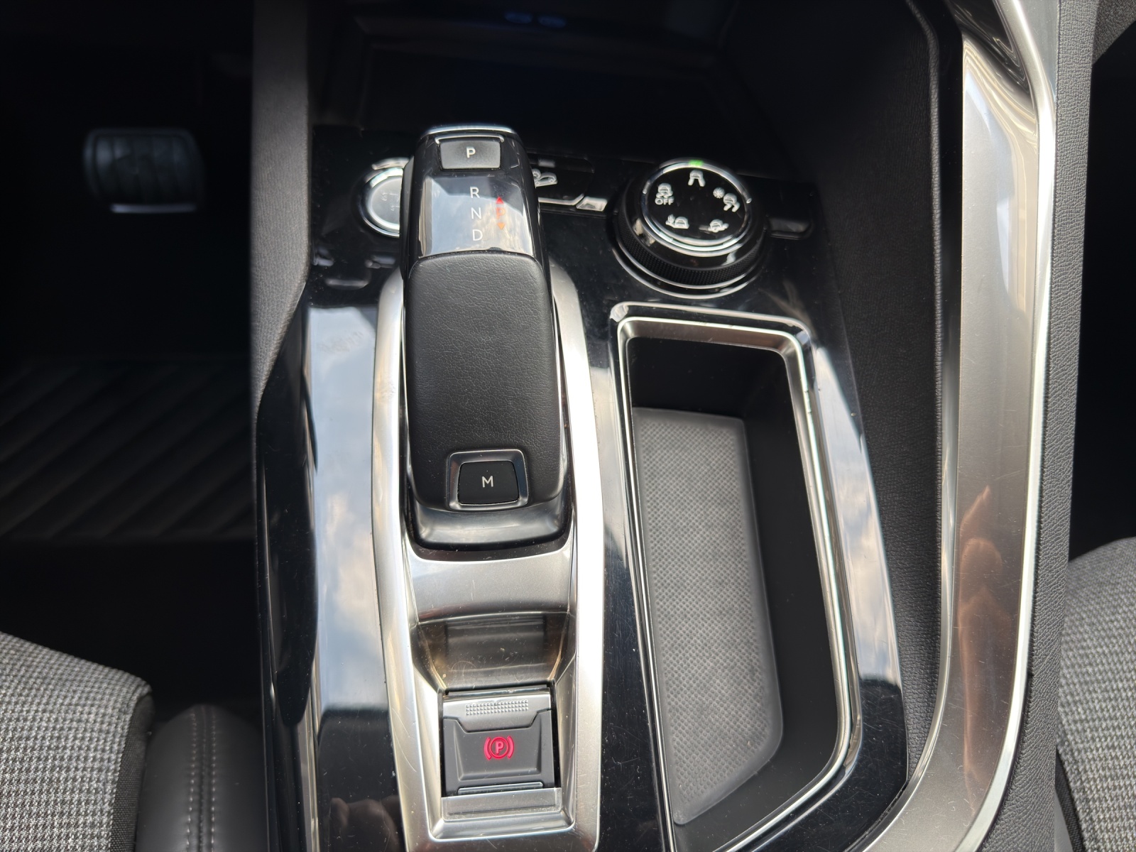 PEUGEOT 5008 1.6 THP Allure EAT-image-21