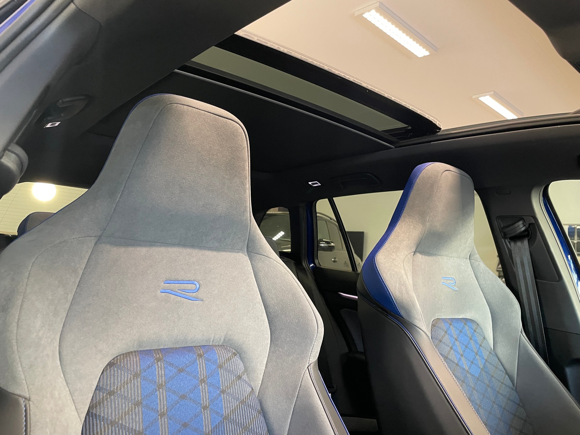 VW Golf Variant 2.0 TSI R DSG 4 Motion-image-19