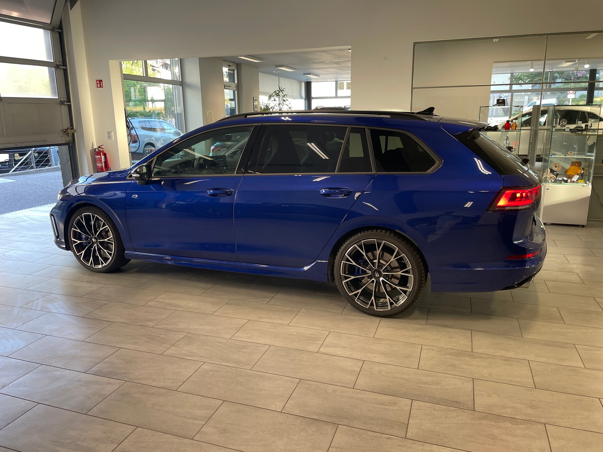 VW Golf Variant 2.0 TSI R DSG 4 Motion-image-3
