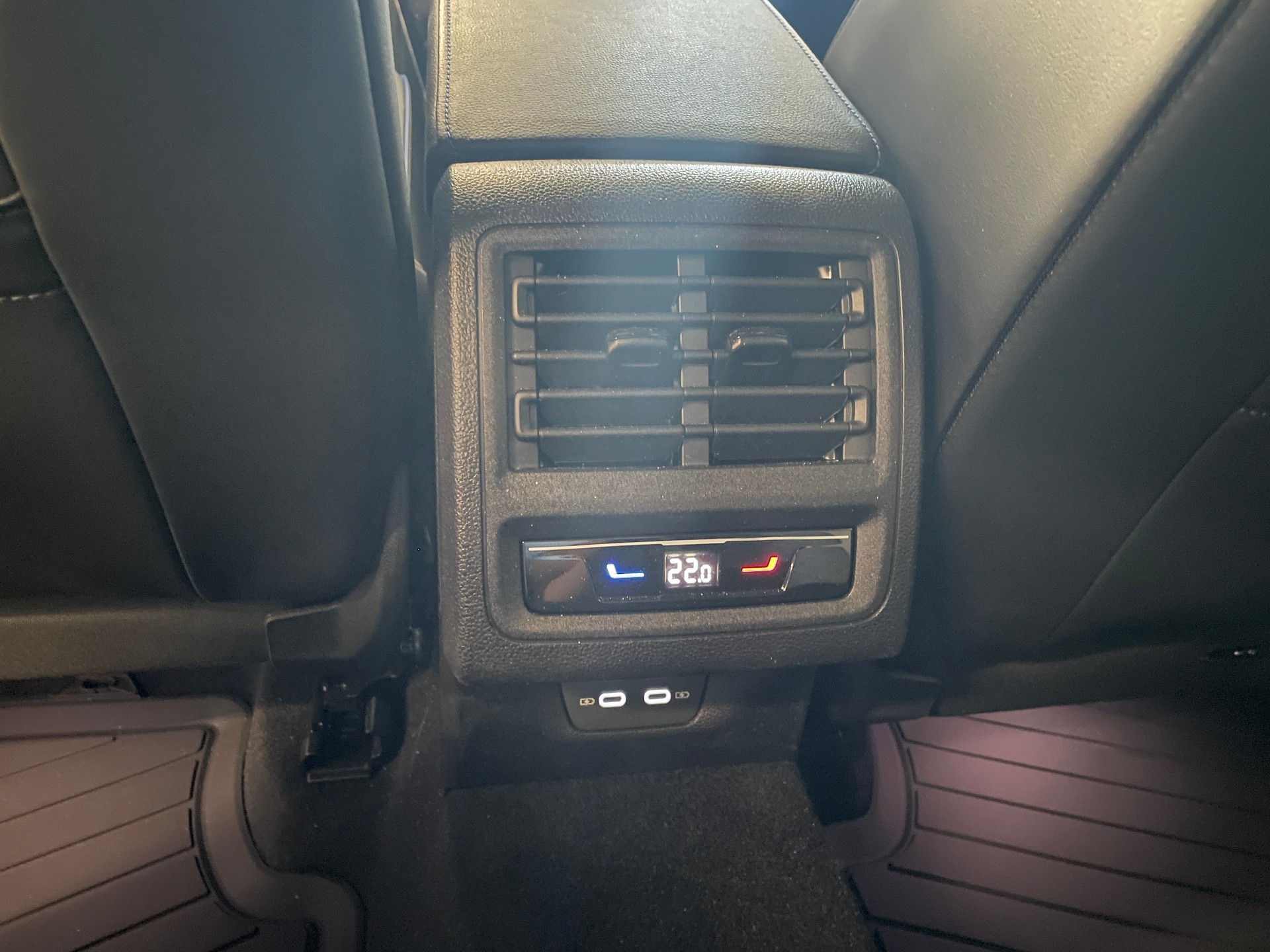 VW Golf Variant 2.0 TSI R DSG 4 Motion-image-10